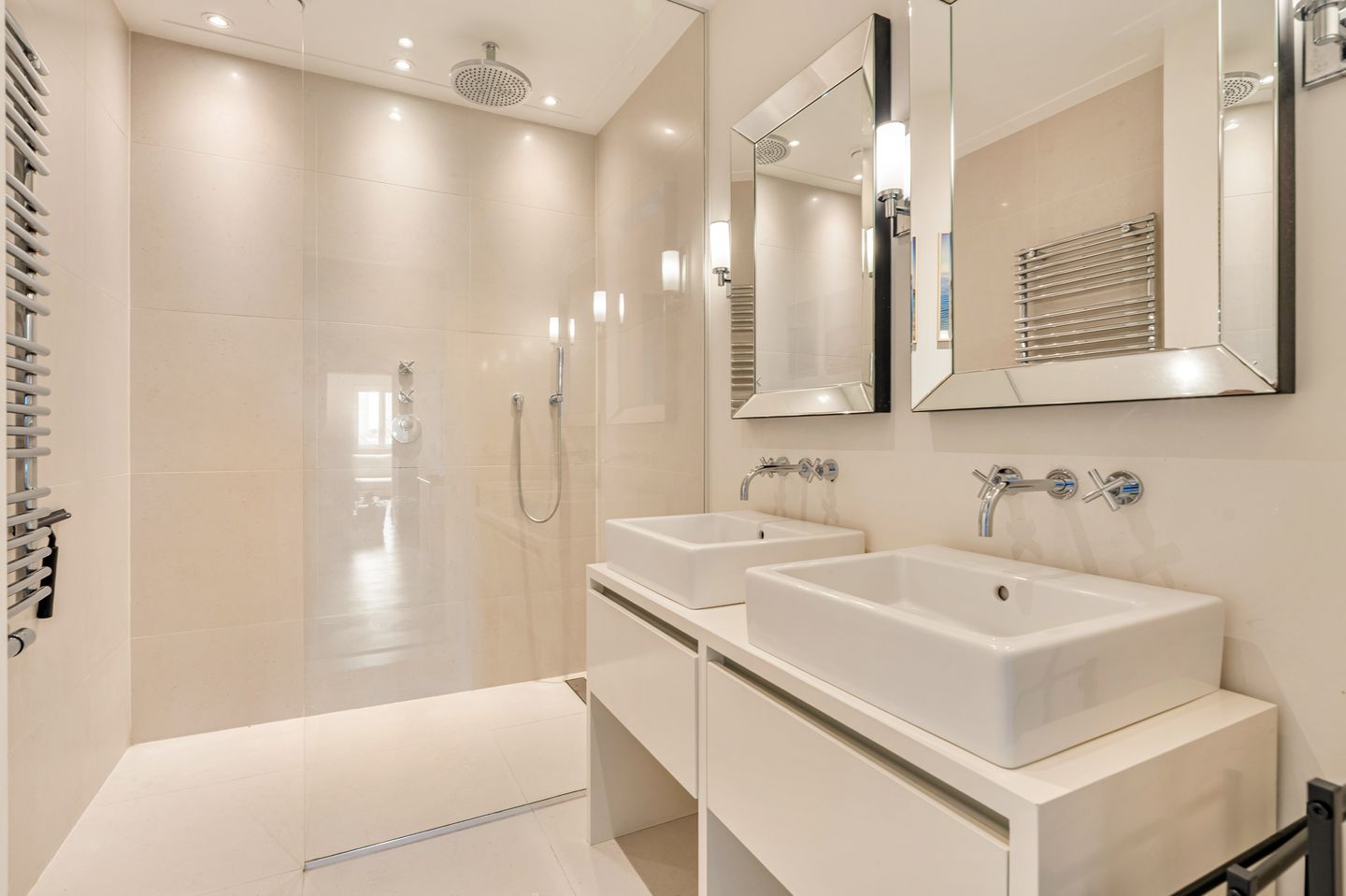 Spectacular corner apartment with panoramic views over the Zuidas skyline in Amsterdam Zuid — 35