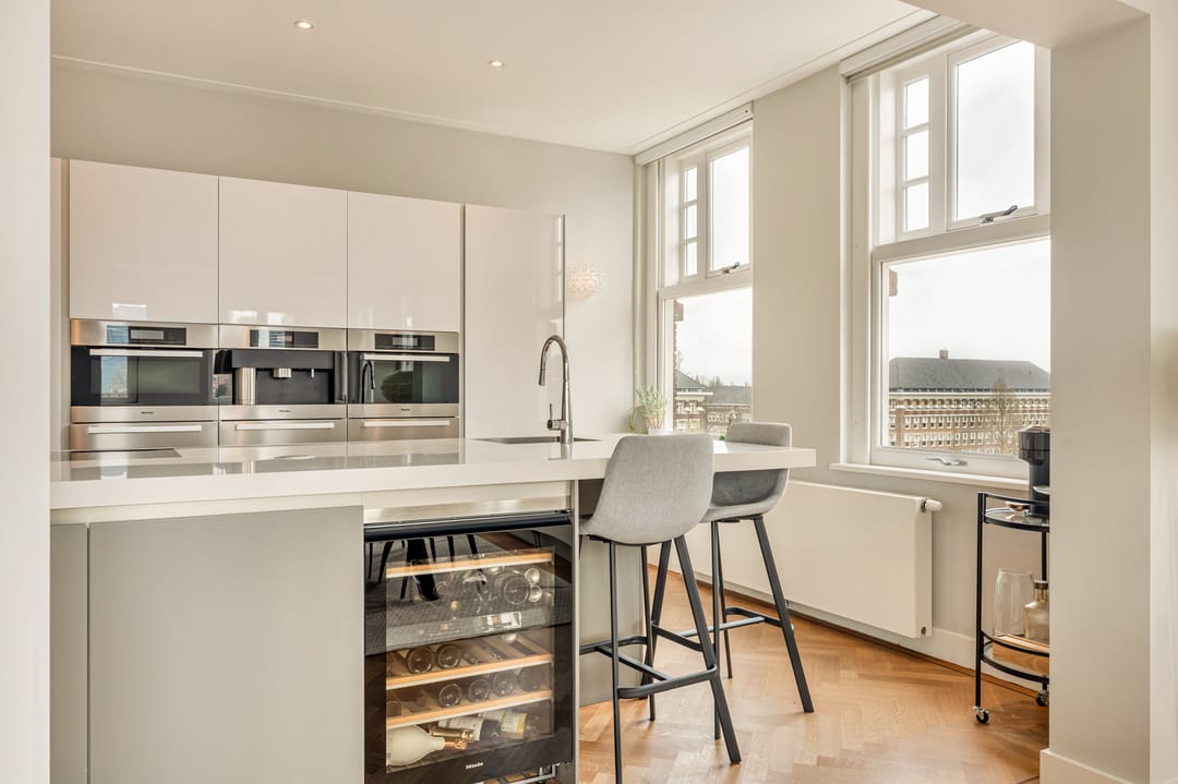 Spectacular corner apartment with panoramic views over the Zuidas skyline in Amsterdam Zuid — 17