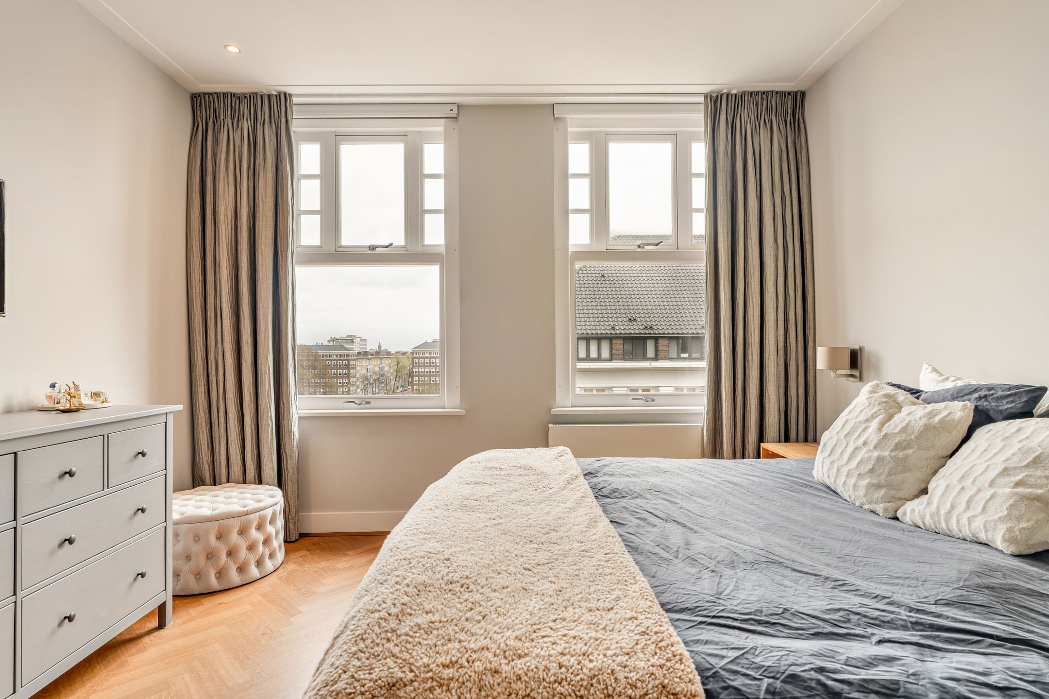 Spectacular corner apartment with panoramic views over the Zuidas skyline in Amsterdam Zuid — 27