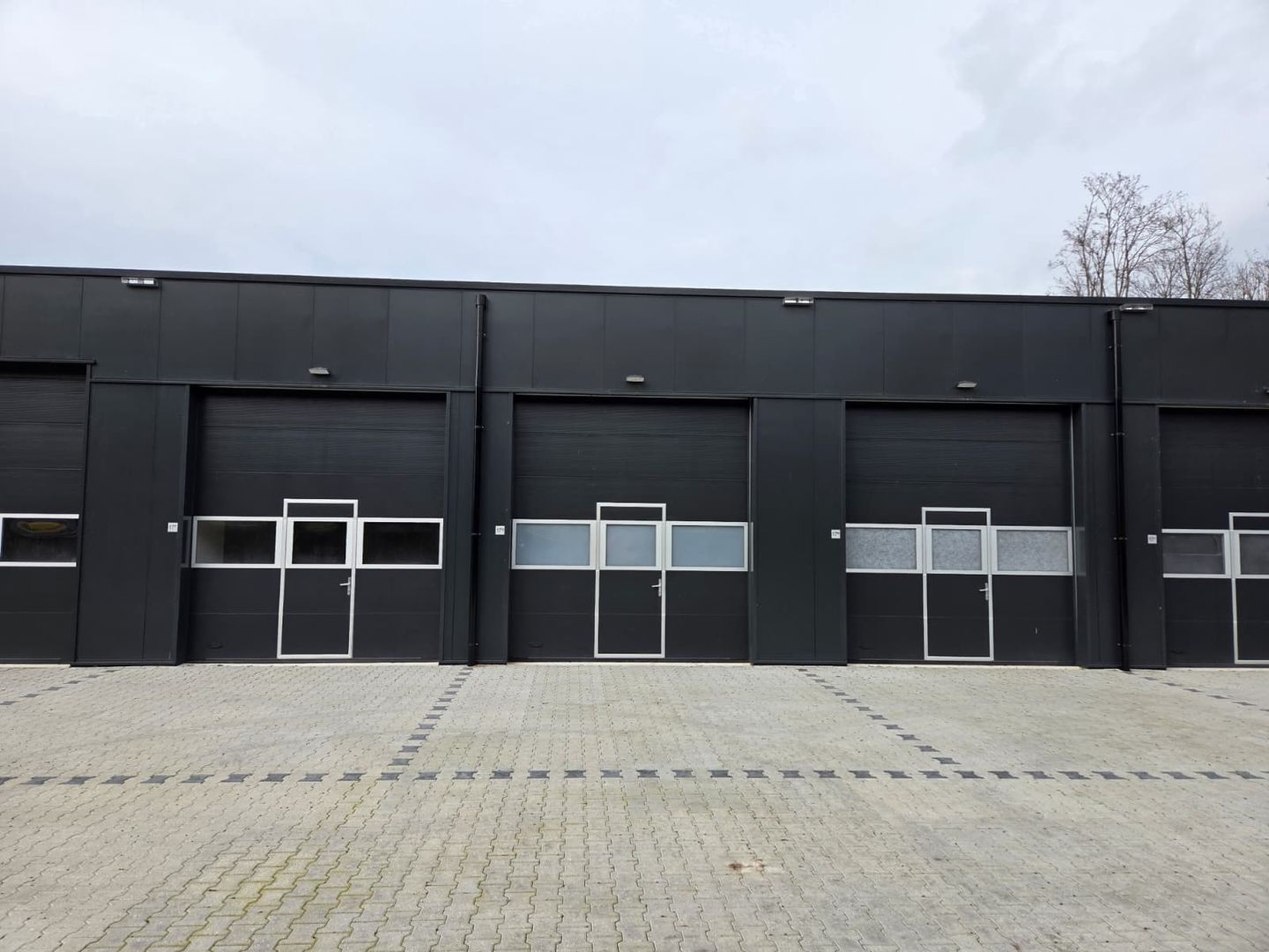 View photo 1 of De Mui 17-G