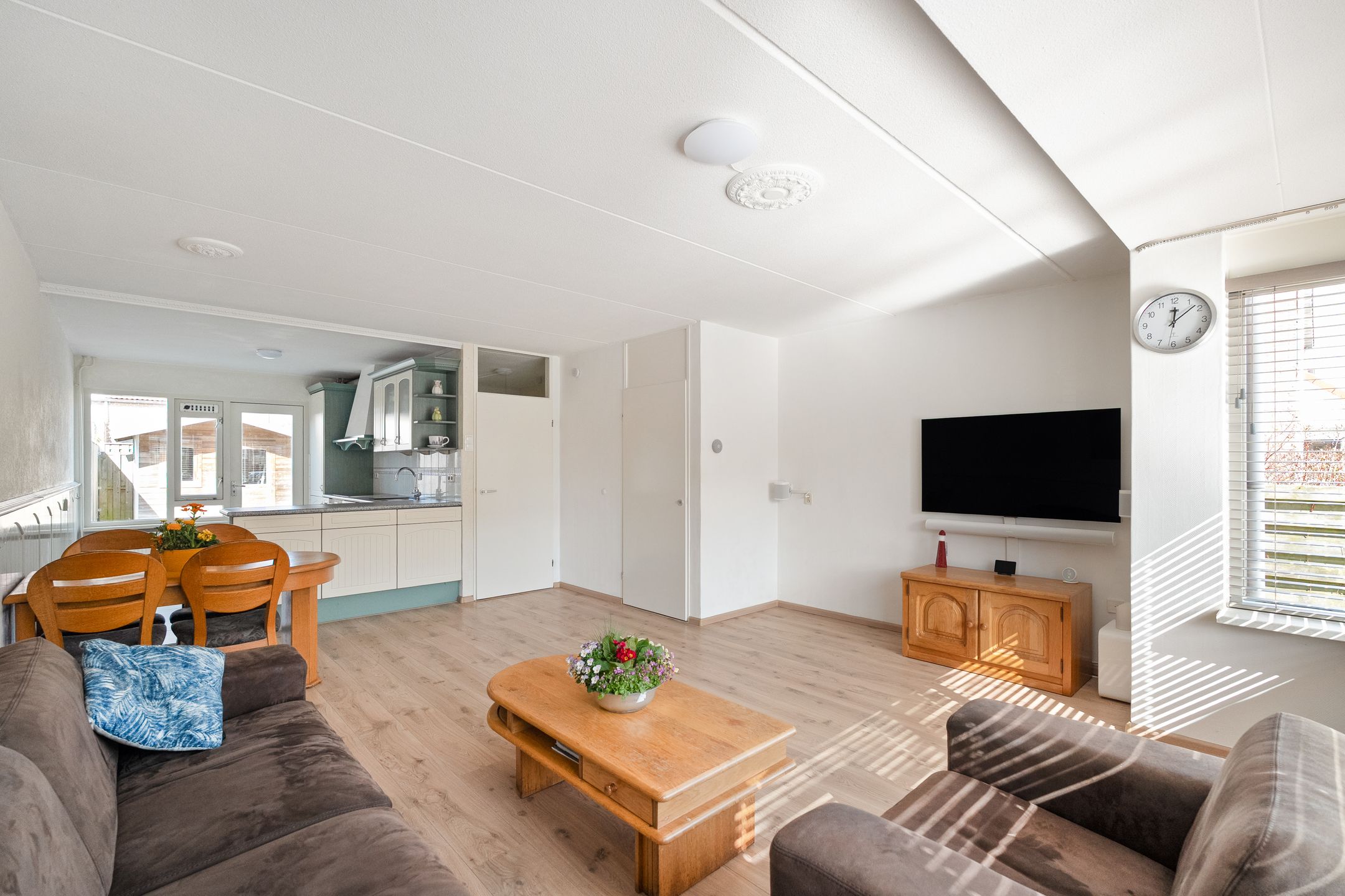 Comfortable Semi-Detached Home with Luxury Kitchen, Bathroom and Sunny Garden — 12
