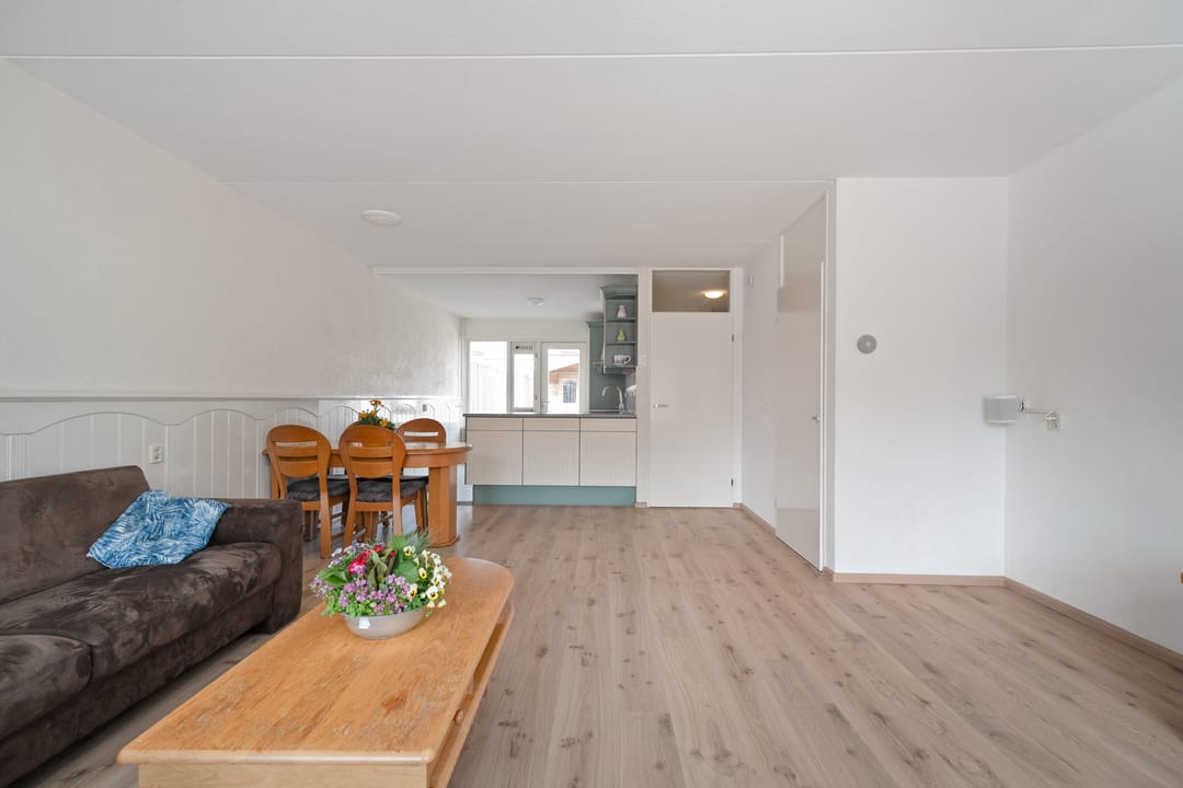 Comfortable Semi-Detached Home with Luxury Kitchen, Bathroom and Sunny Garden — 13