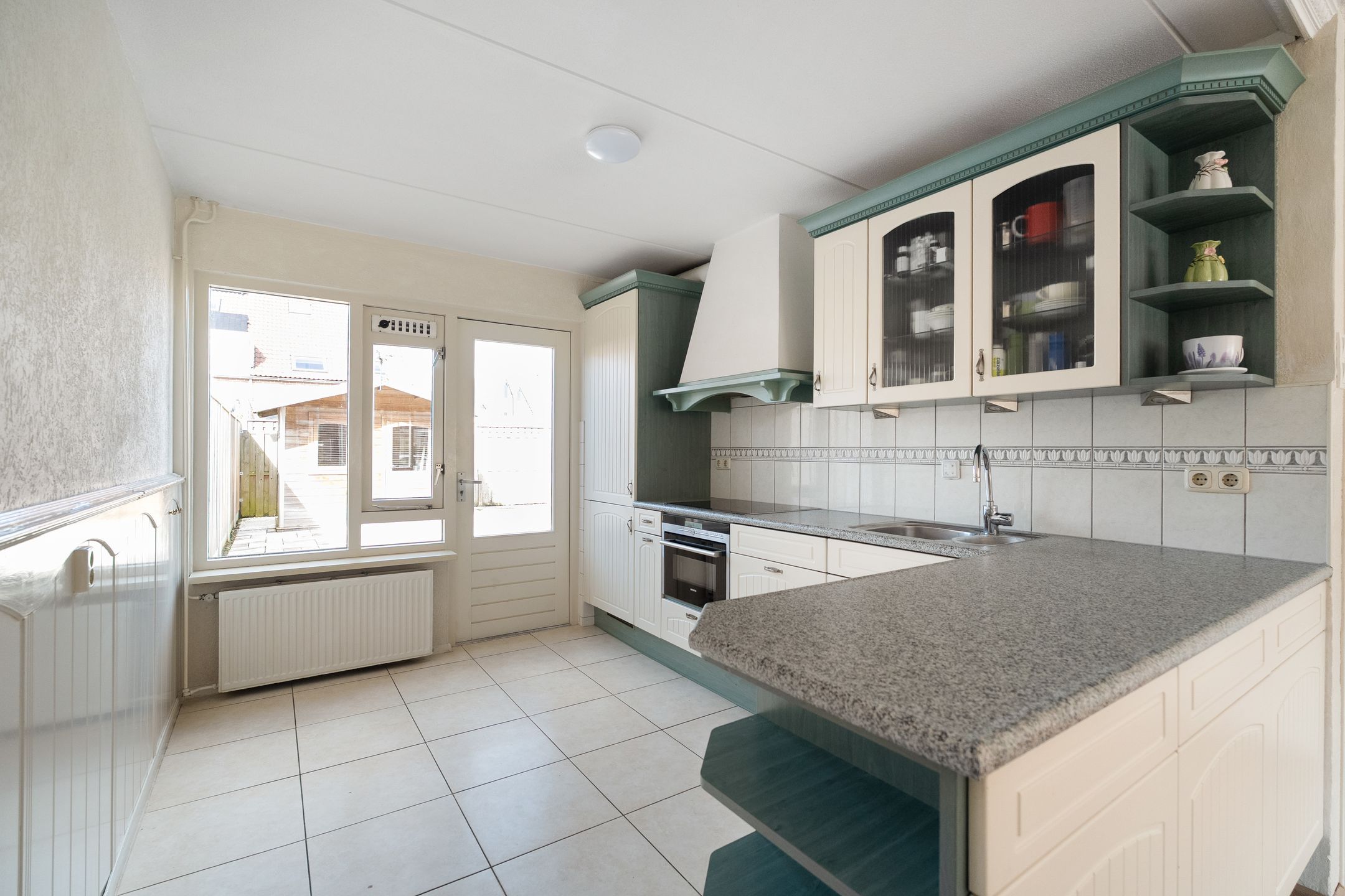 Comfortable Semi-Detached Home with Luxury Kitchen, Bathroom and Sunny Garden — 15