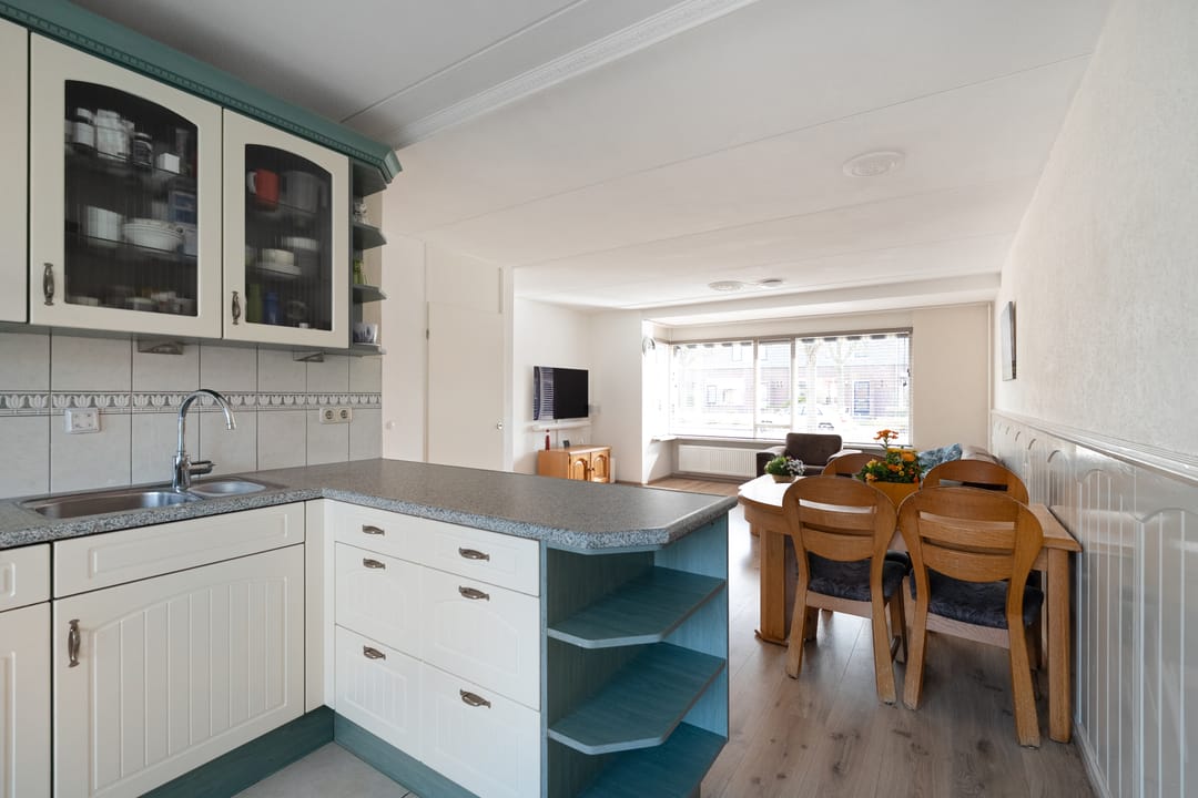 Comfortable Semi-Detached Home with Luxury Kitchen, Bathroom and Sunny Garden — 16
