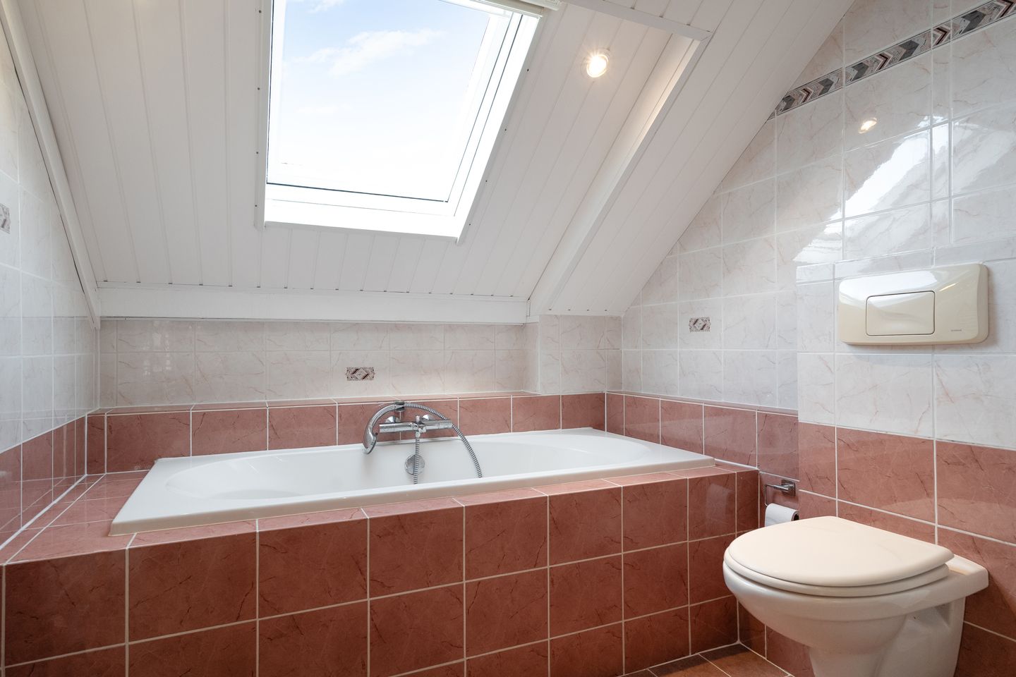 Comfortable Semi-Detached Home with Luxury Kitchen, Bathroom and Sunny Garden — 25