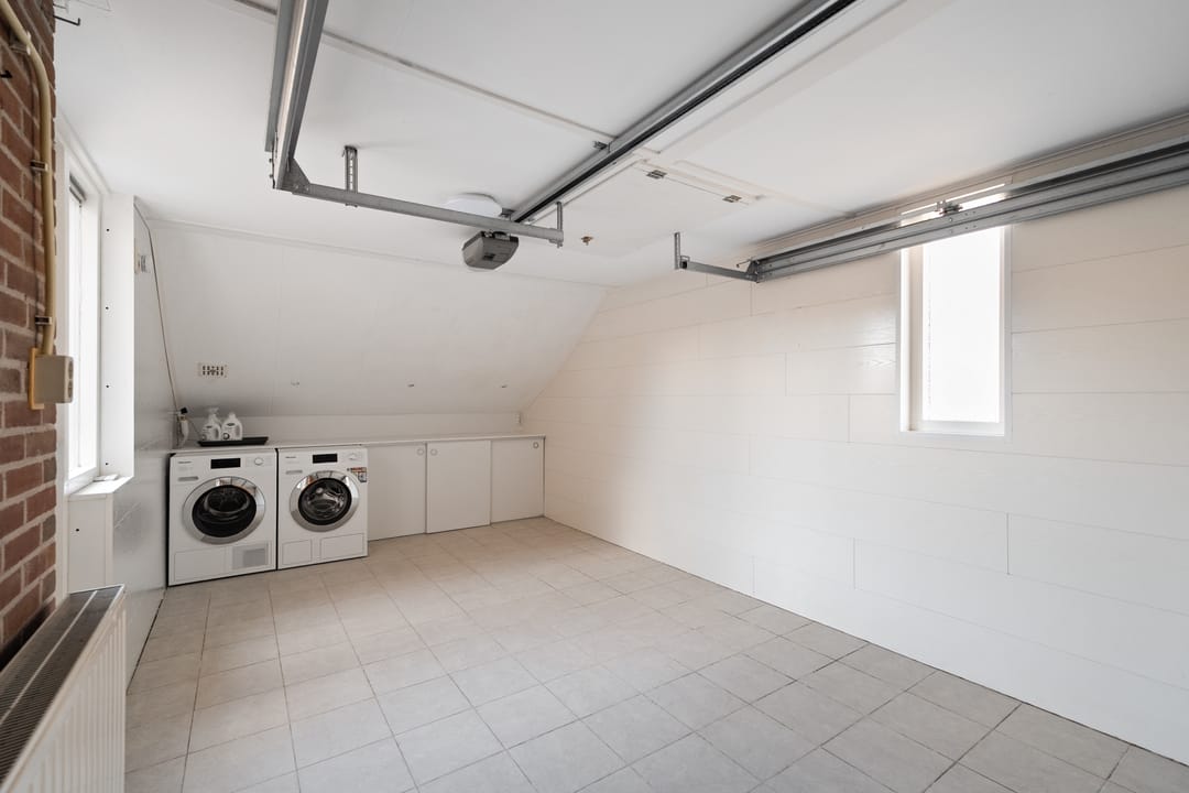 Comfortable Semi-Detached Home with Luxury Kitchen, Bathroom and Sunny Garden — 28