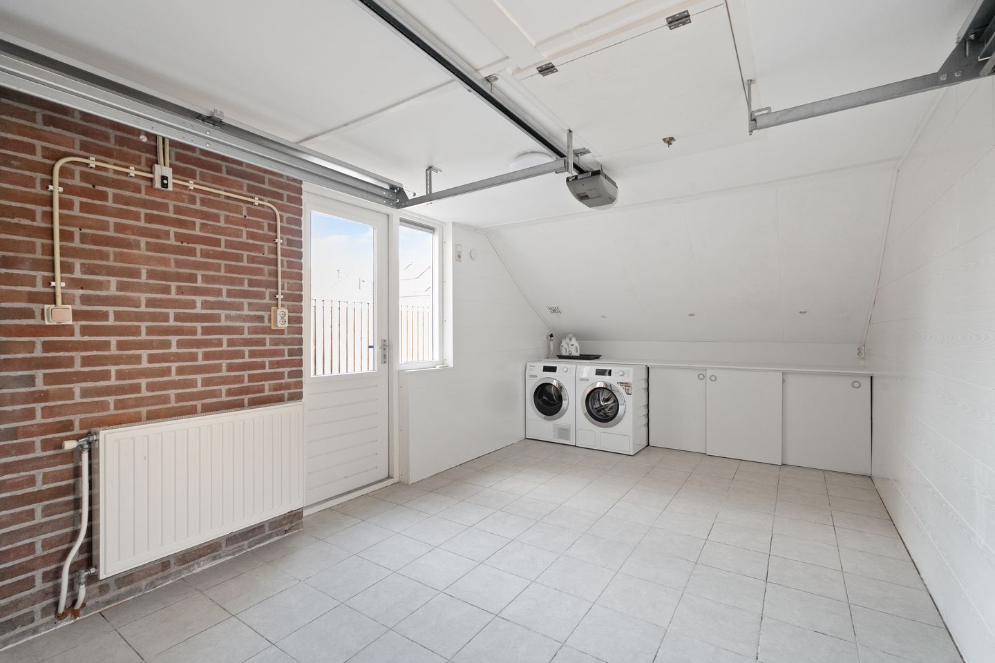 Comfortable Semi-Detached Home with Luxury Kitchen, Bathroom and Sunny Garden — 29