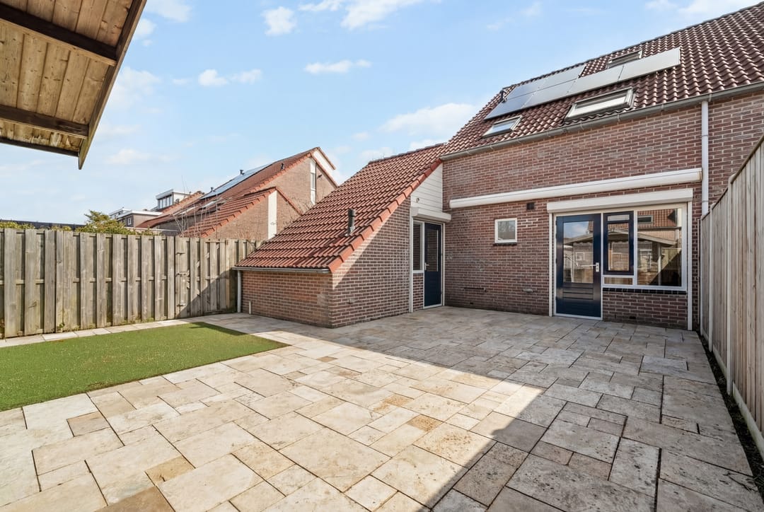 Comfortable Semi-Detached Home with Luxury Kitchen, Bathroom and Sunny Garden — 32