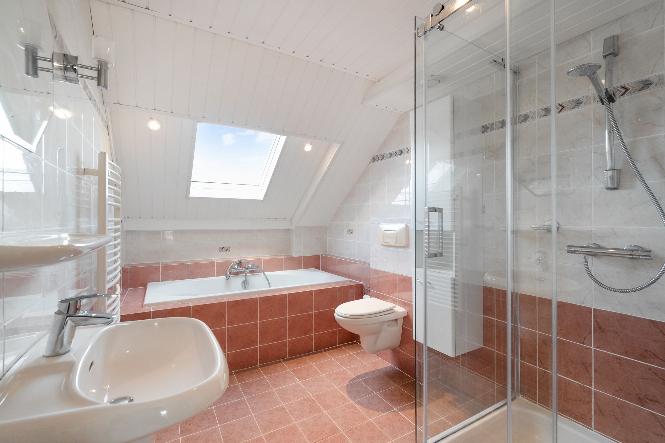 Comfortable Semi-Detached Home with Luxury Kitchen, Bathroom and Sunny Garden — 24