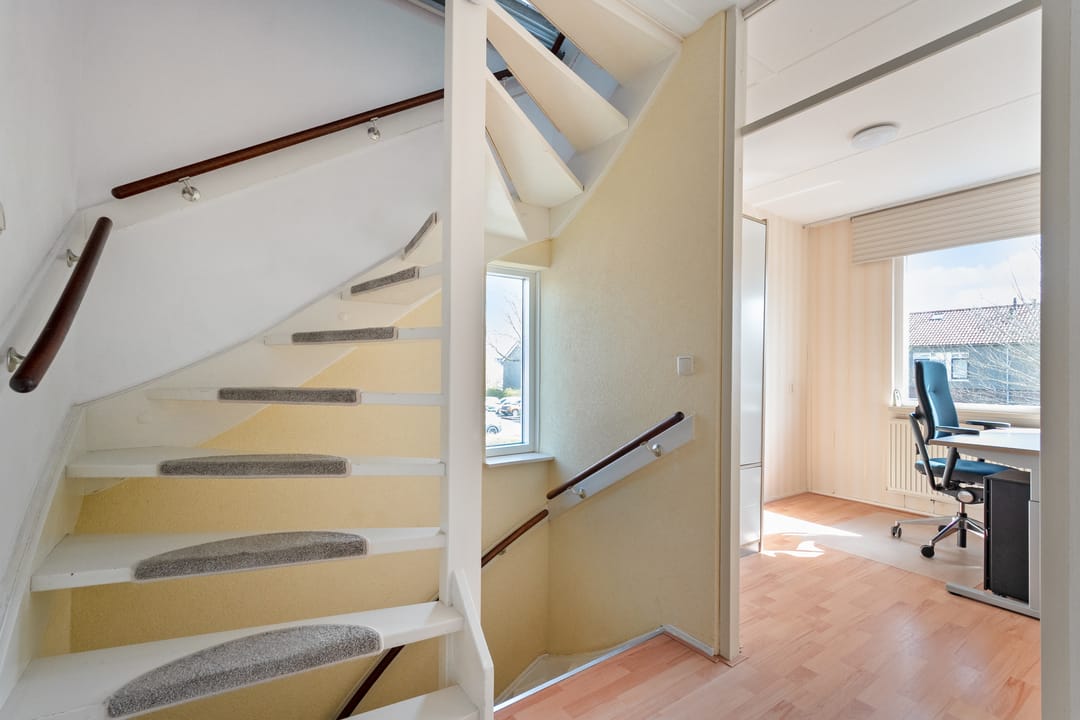 Comfortable Semi-Detached Home with Luxury Kitchen, Bathroom and Sunny Garden — 17
