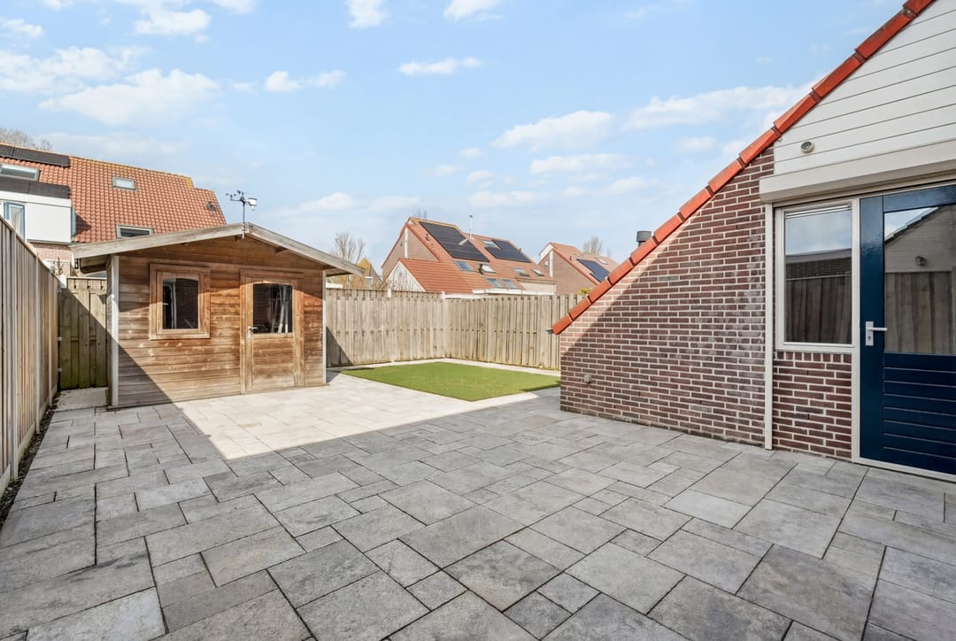 Comfortable Semi-Detached Home with Luxury Kitchen, Bathroom and Sunny Garden — 31