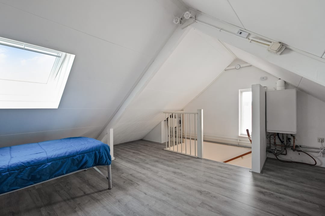 Comfortable Semi-Detached Home with Luxury Kitchen, Bathroom and Sunny Garden — 26