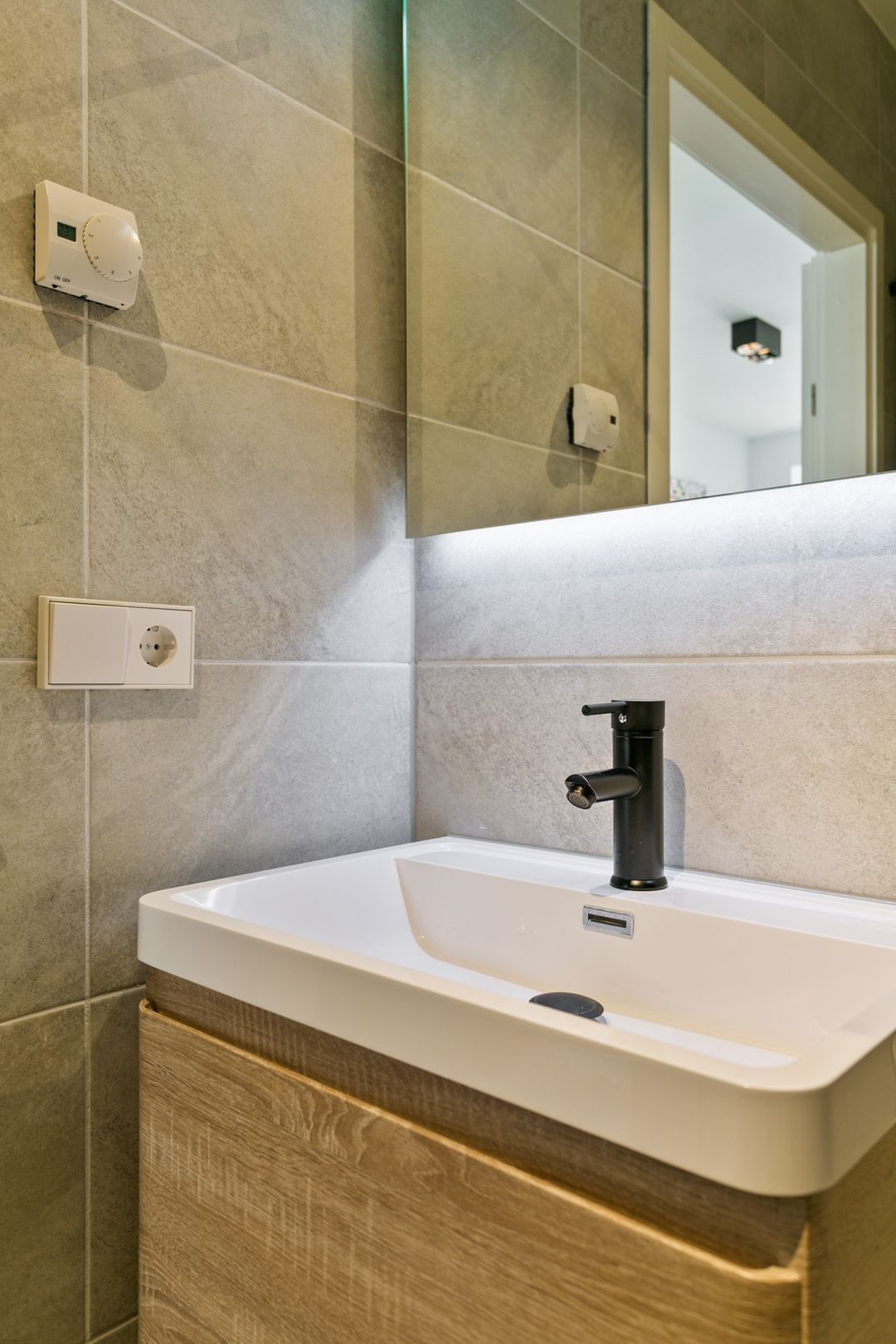 Renovated ground-floor apartment with sunny south-facing garden near Westerpark — 22