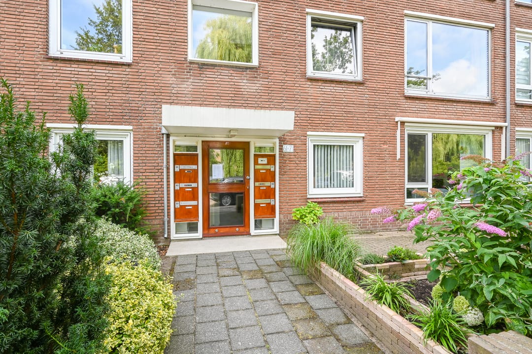 Spacious double upper apartment with water views in Rijswijk — 28