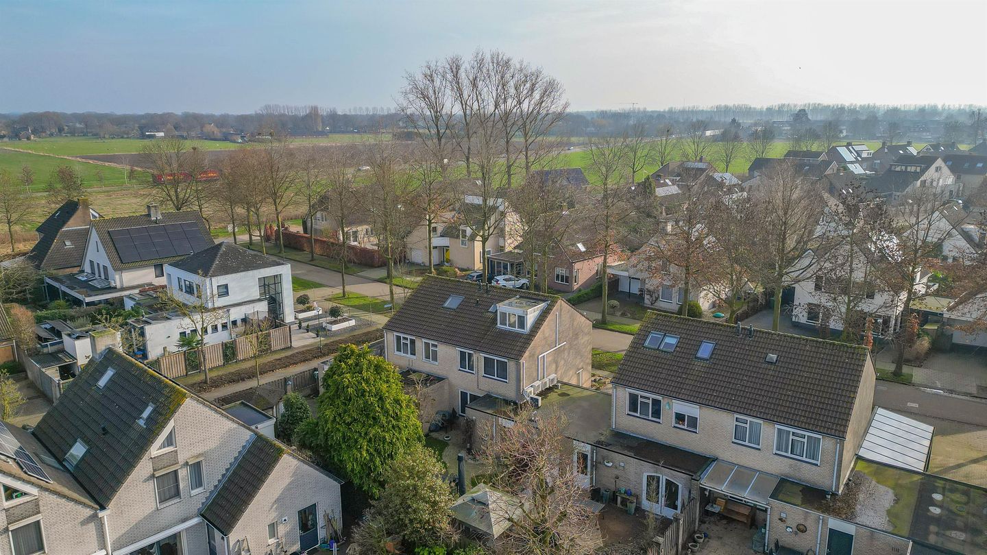 Spacious Corner-Plot Semi-Detached Family Home with Garage and Sunny Garden — 50