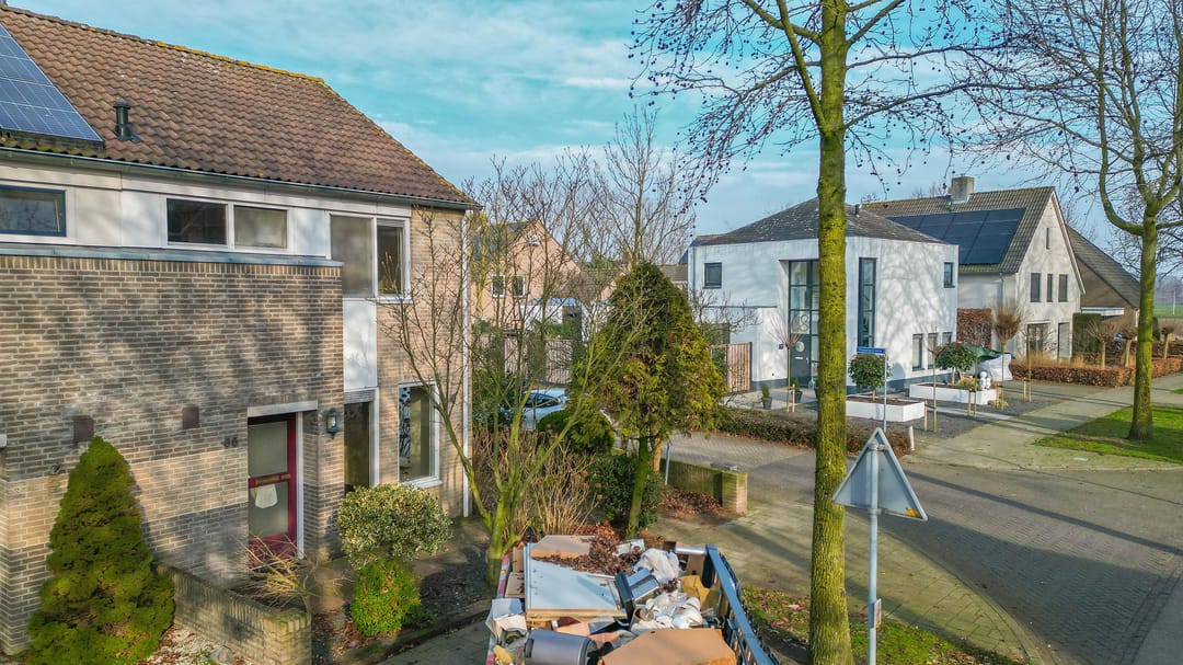 Spacious Corner-Plot Semi-Detached Family Home with Garage and Sunny Garden — 43