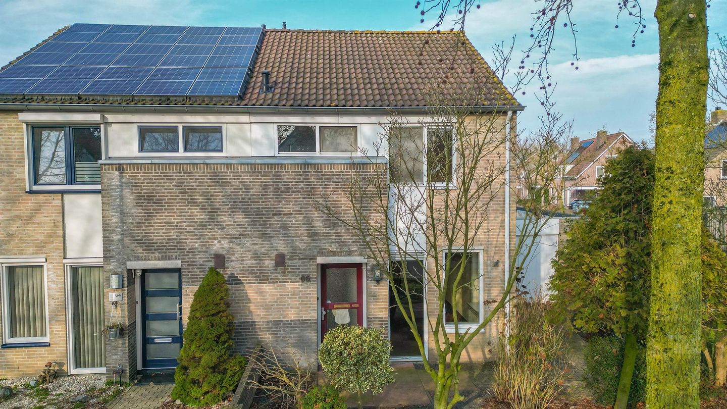 Spacious Corner-Plot Semi-Detached Family Home with Garage and Sunny Garden — 44