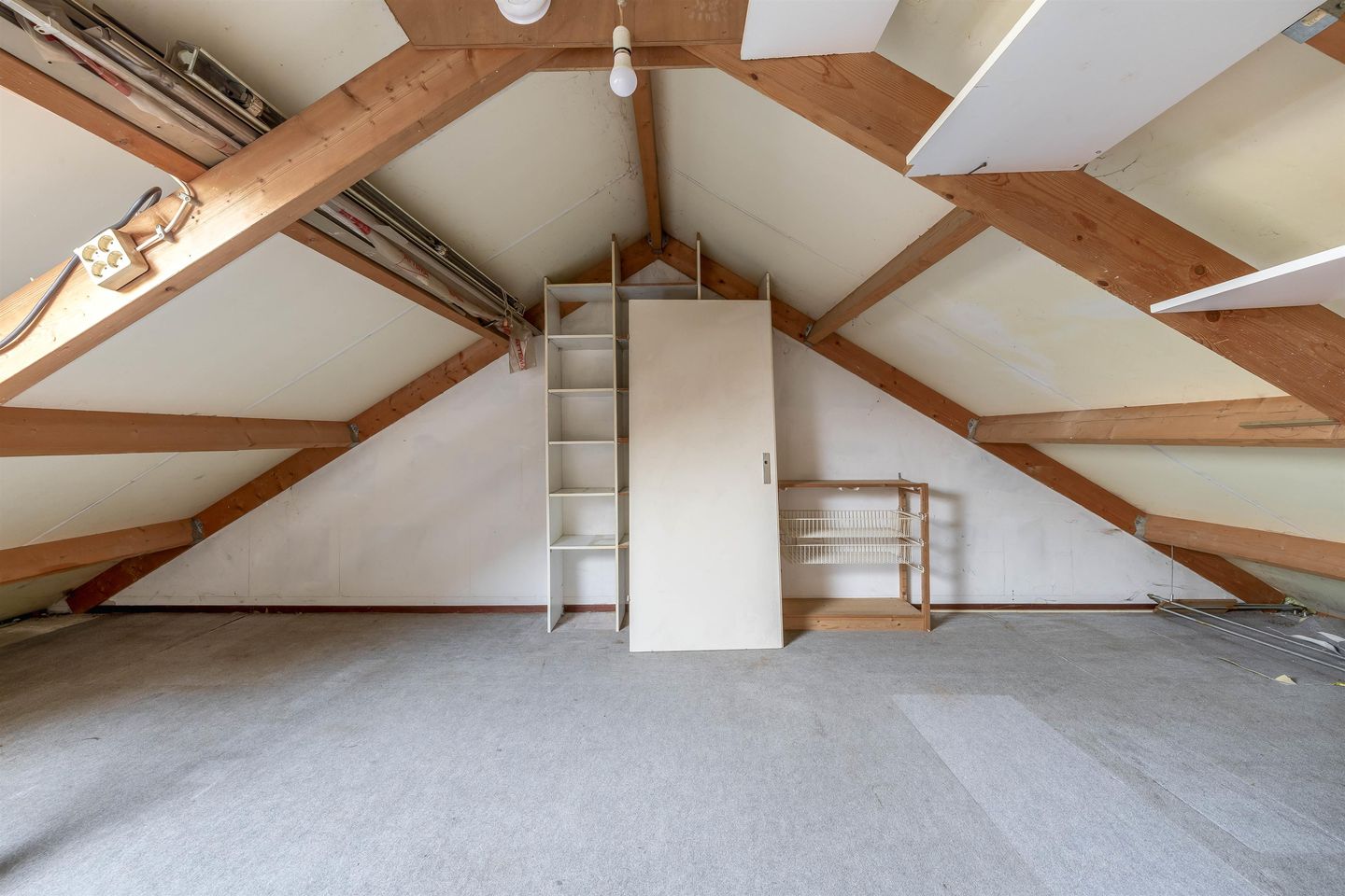 Spacious Corner-Plot Semi-Detached Family Home with Garage and Sunny Garden — 29
