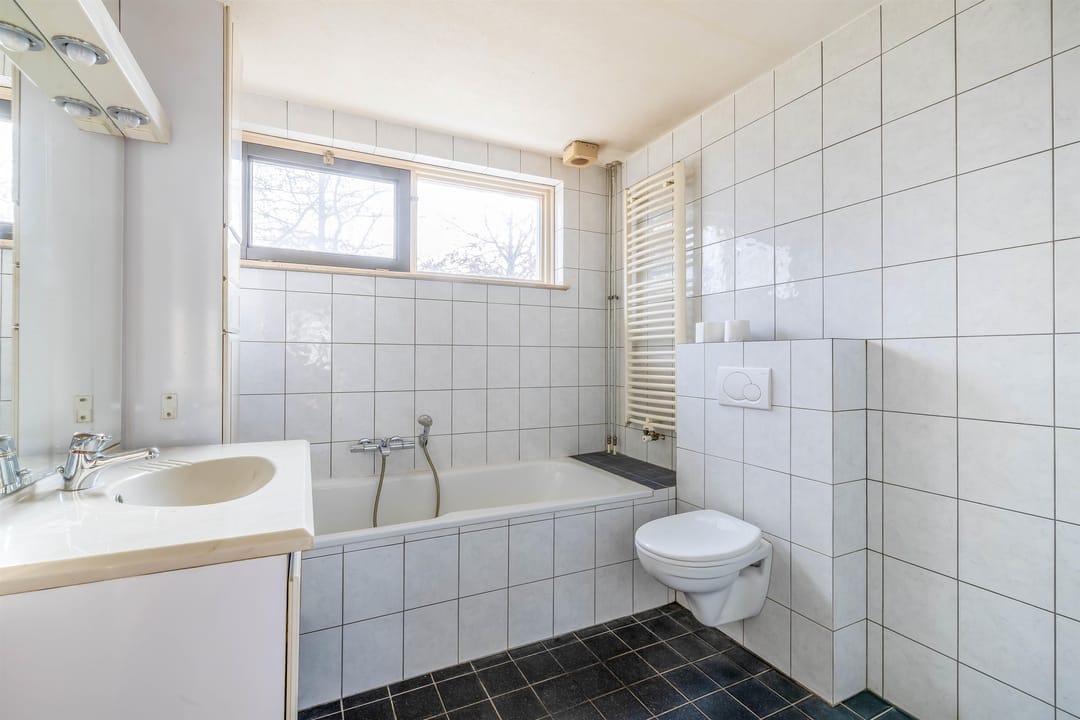 Spacious Corner-Plot Semi-Detached Family Home with Garage and Sunny Garden — 26
