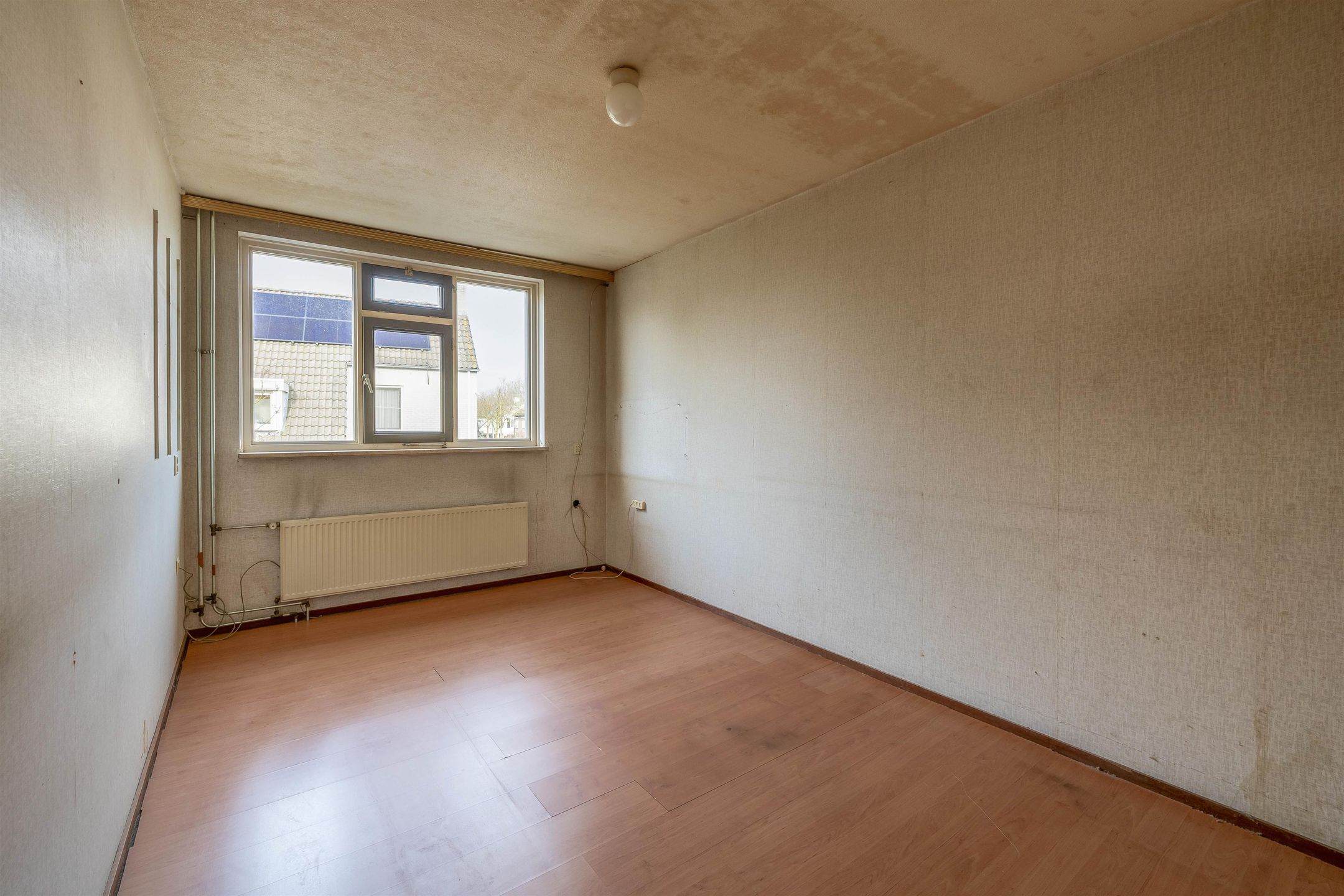 Spacious Corner-Plot Semi-Detached Family Home with Garage and Sunny Garden — 24