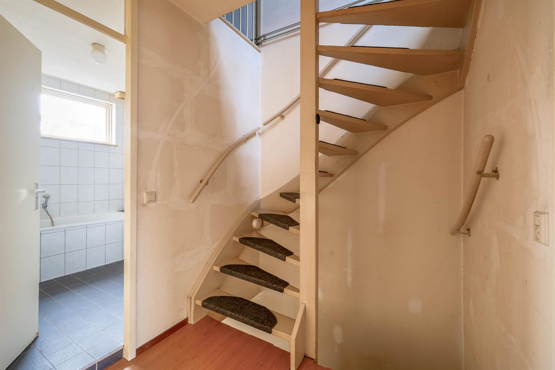 Spacious Corner-Plot Semi-Detached Family Home with Garage and Sunny Garden — 28