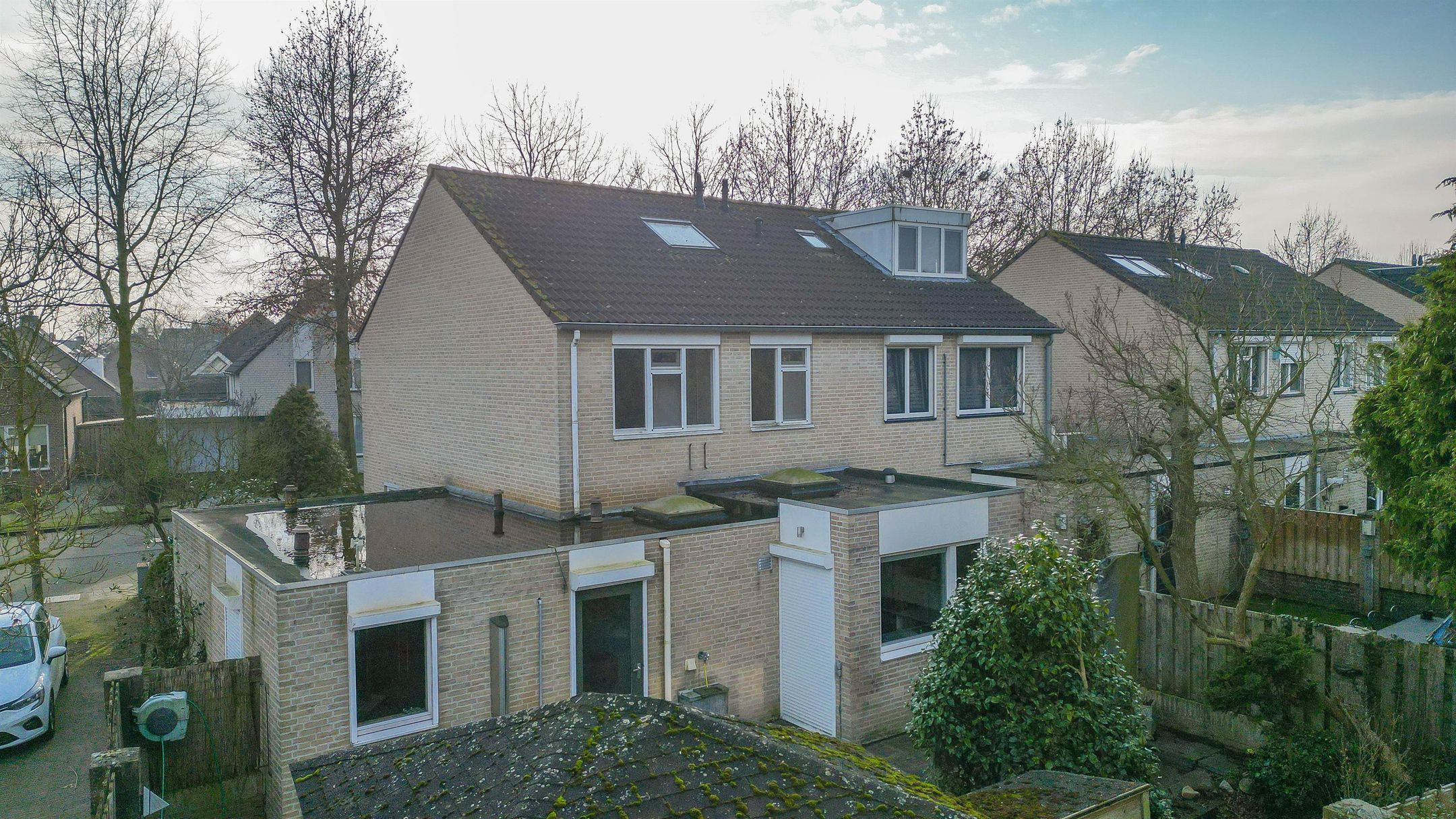 Spacious Corner-Plot Semi-Detached Family Home with Garage and Sunny Garden — 42