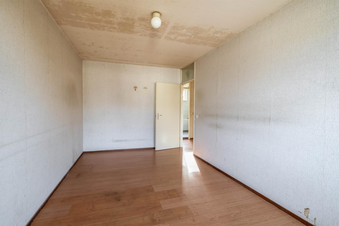 Spacious Corner-Plot Semi-Detached Family Home with Garage and Sunny Garden — 22