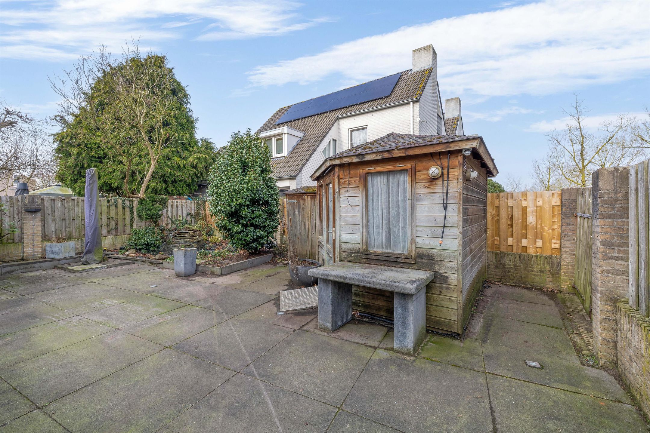 Spacious Corner-Plot Semi-Detached Family Home with Garage and Sunny Garden — 36