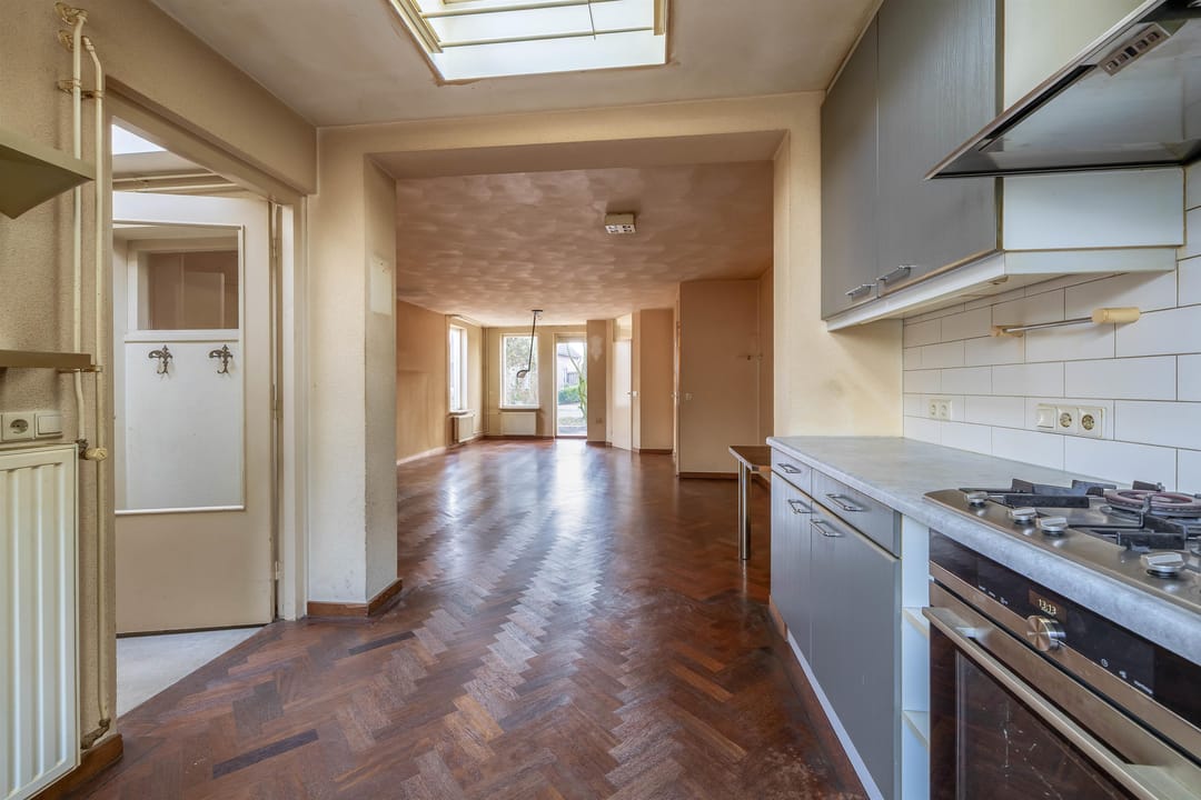 Spacious Corner-Plot Semi-Detached Family Home with Garage and Sunny Garden — 17