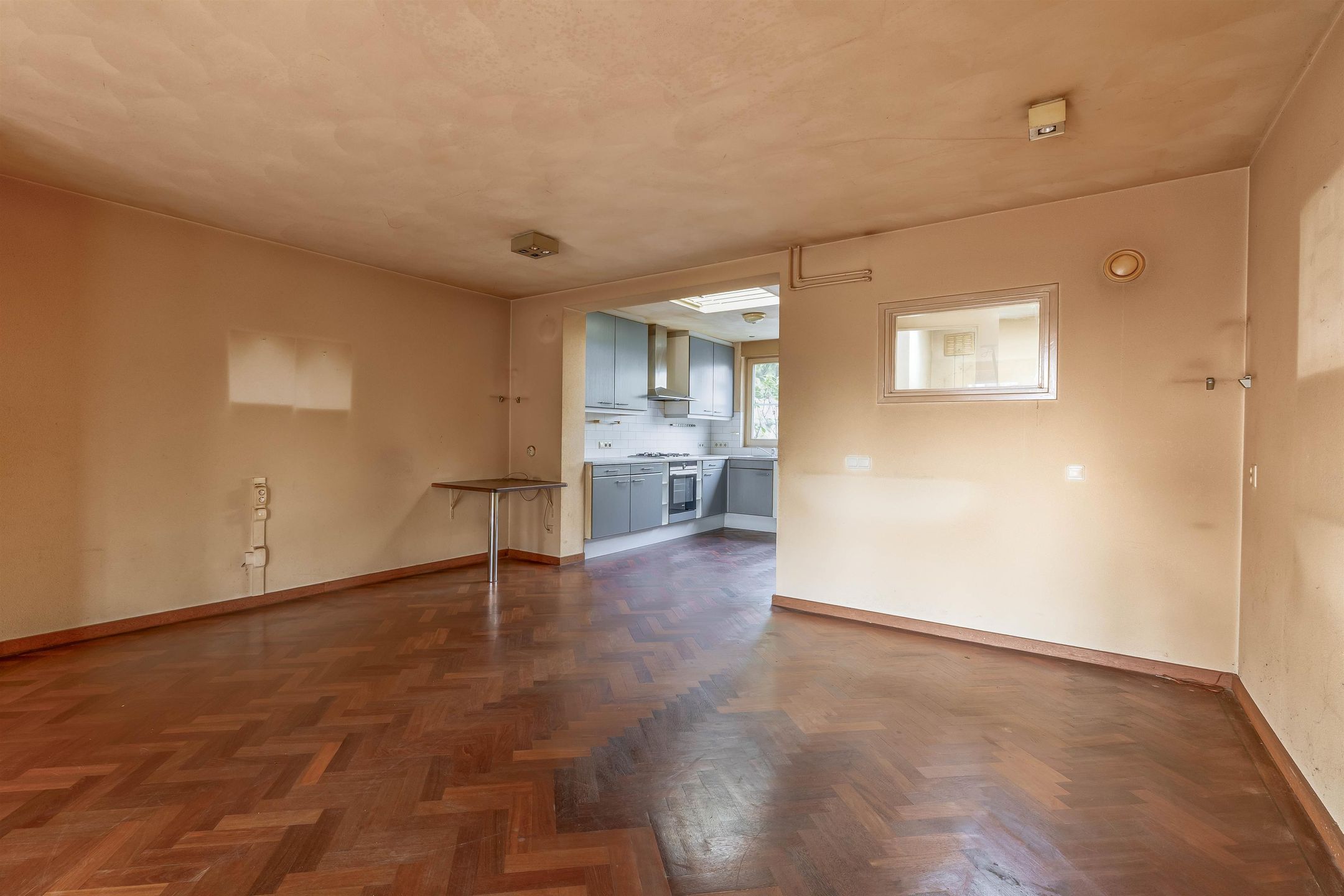 Spacious Corner-Plot Semi-Detached Family Home with Garage and Sunny Garden — 15