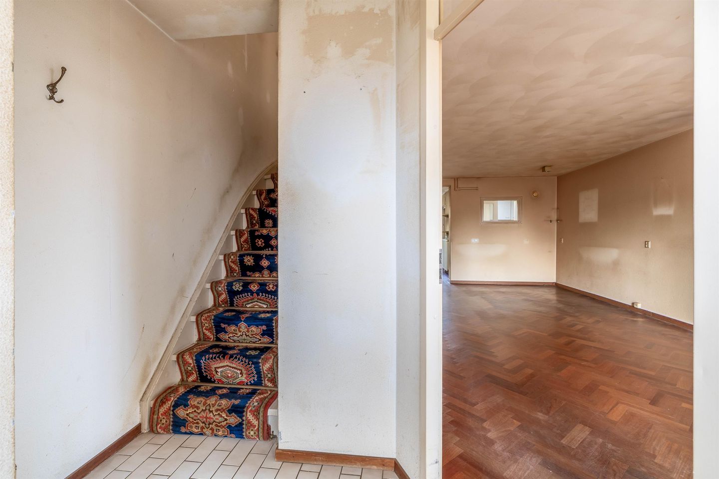 Spacious Corner-Plot Semi-Detached Family Home with Garage and Sunny Garden — 20
