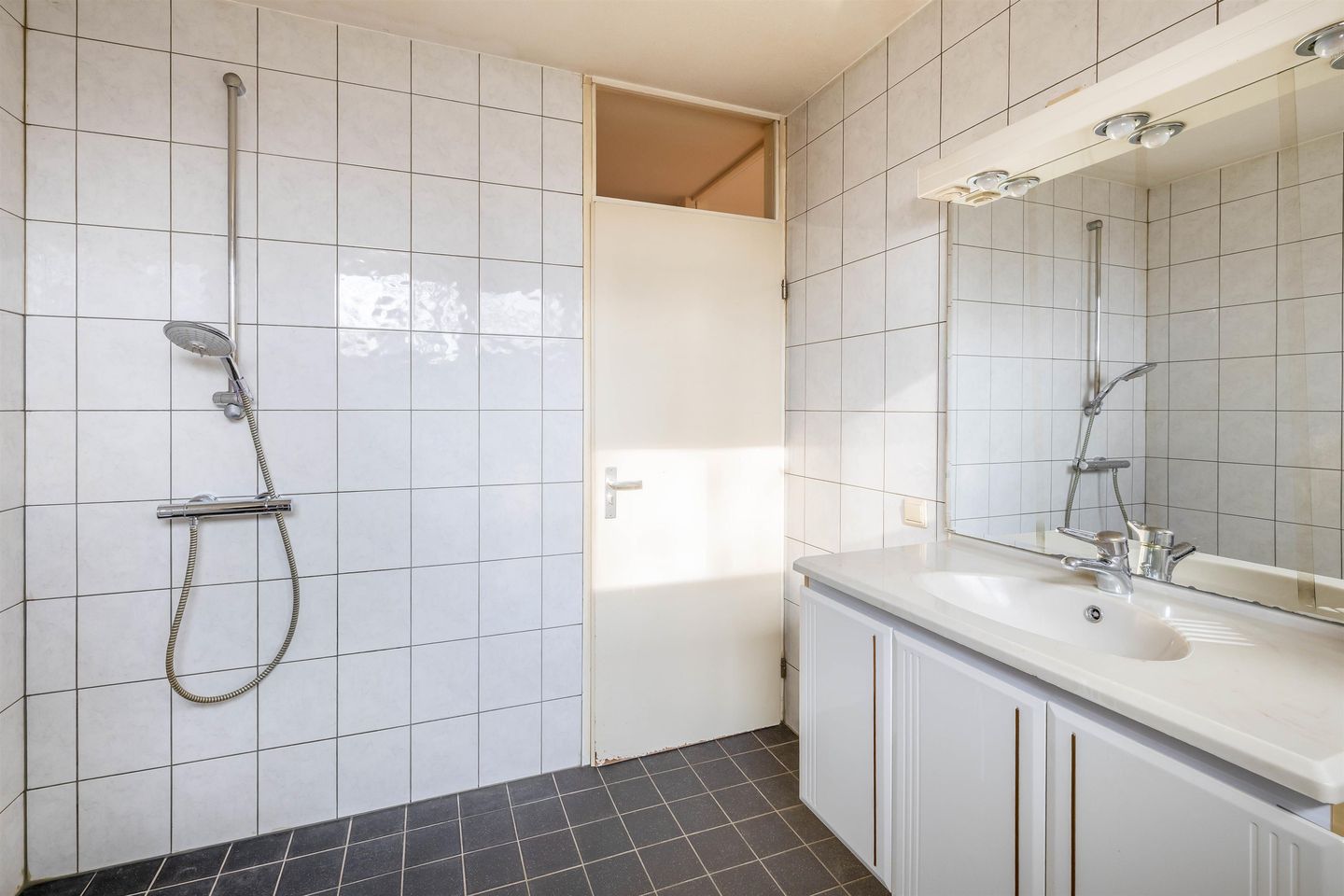 Spacious Corner-Plot Semi-Detached Family Home with Garage and Sunny Garden — 25
