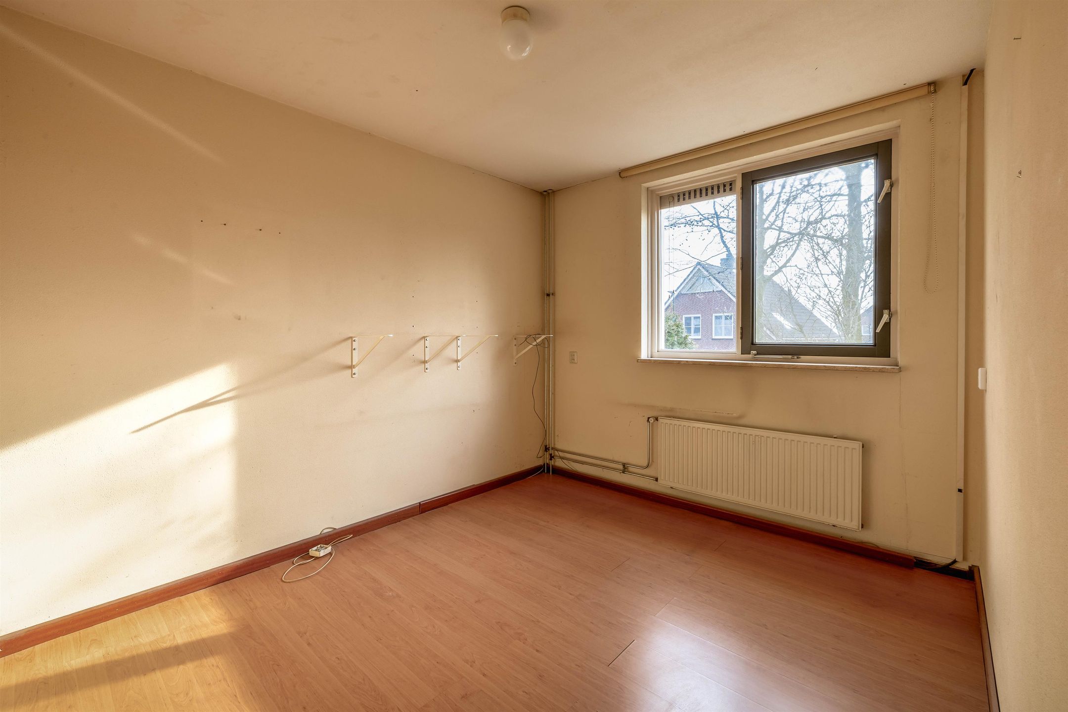 Spacious Corner-Plot Semi-Detached Family Home with Garage and Sunny Garden — 21