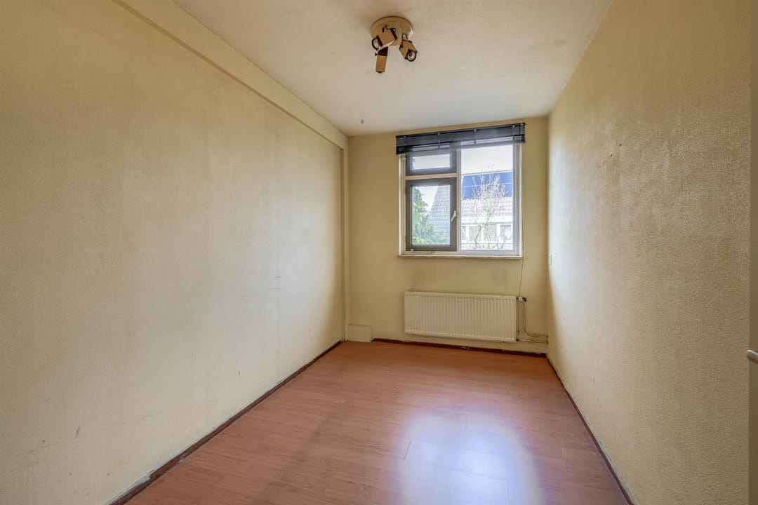 Spacious Corner-Plot Semi-Detached Family Home with Garage and Sunny Garden — 23