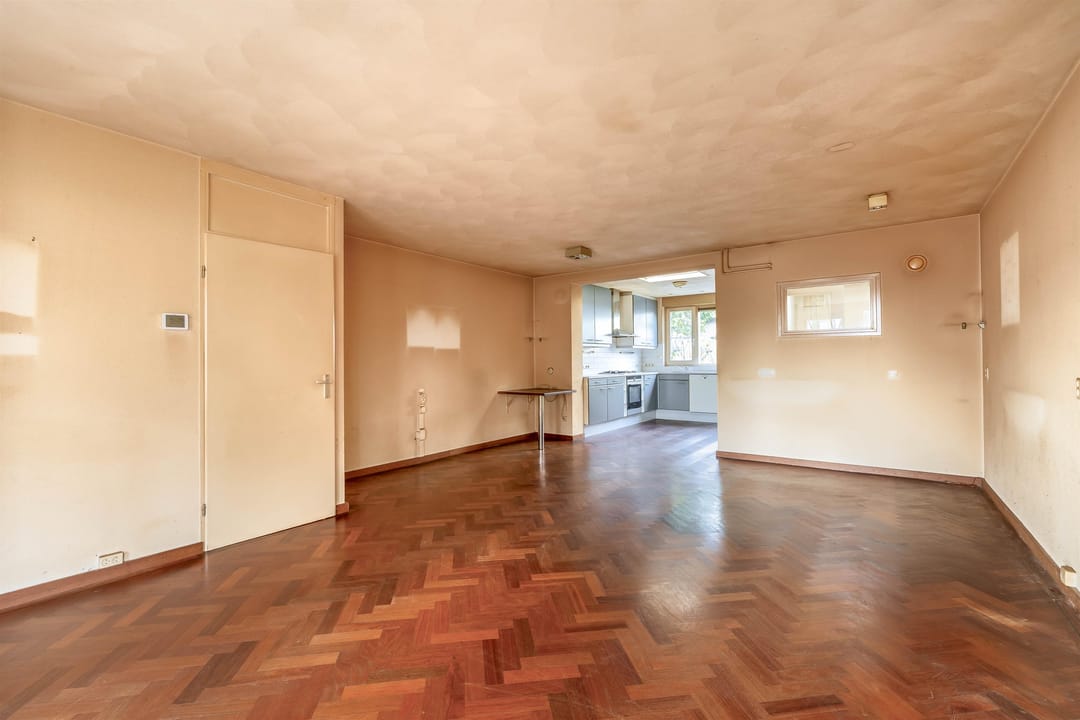 Spacious Corner-Plot Semi-Detached Family Home with Garage and Sunny Garden — 13