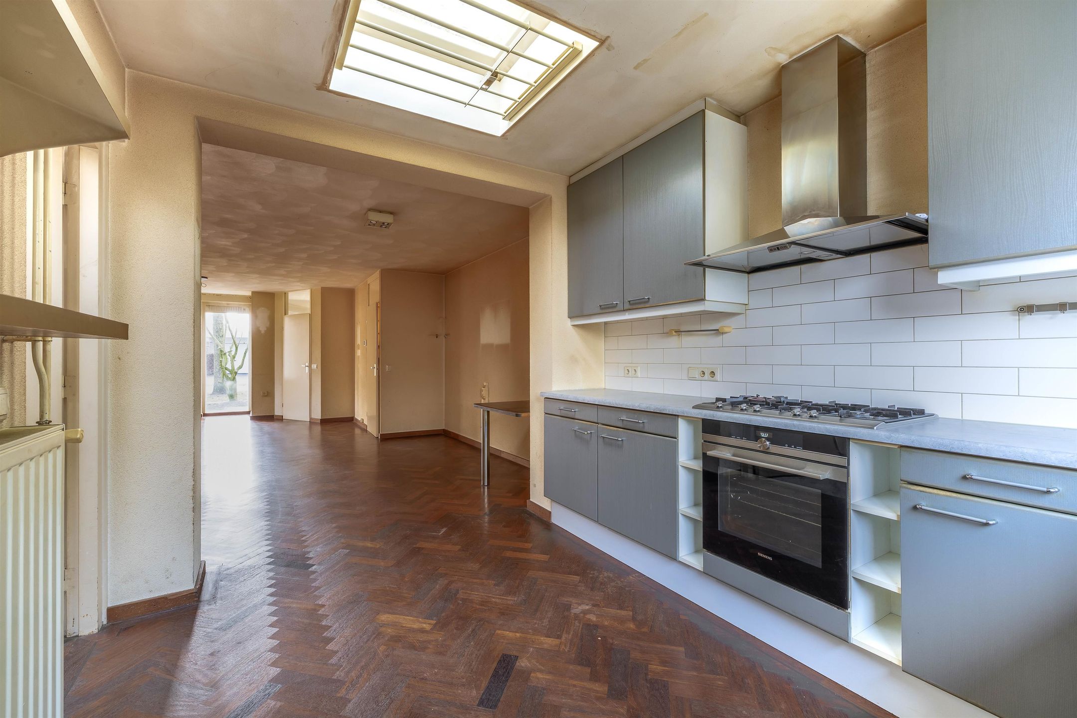 Spacious Corner-Plot Semi-Detached Family Home with Garage and Sunny Garden — 18