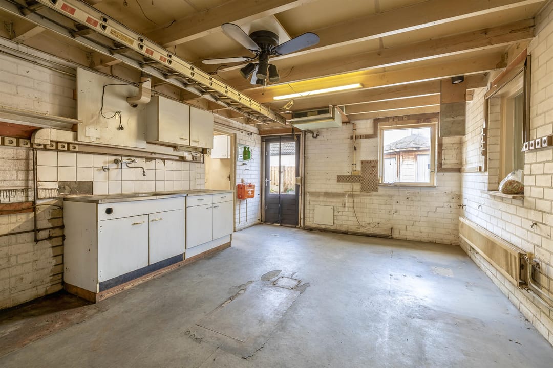 Spacious Corner-Plot Semi-Detached Family Home with Garage and Sunny Garden — 41