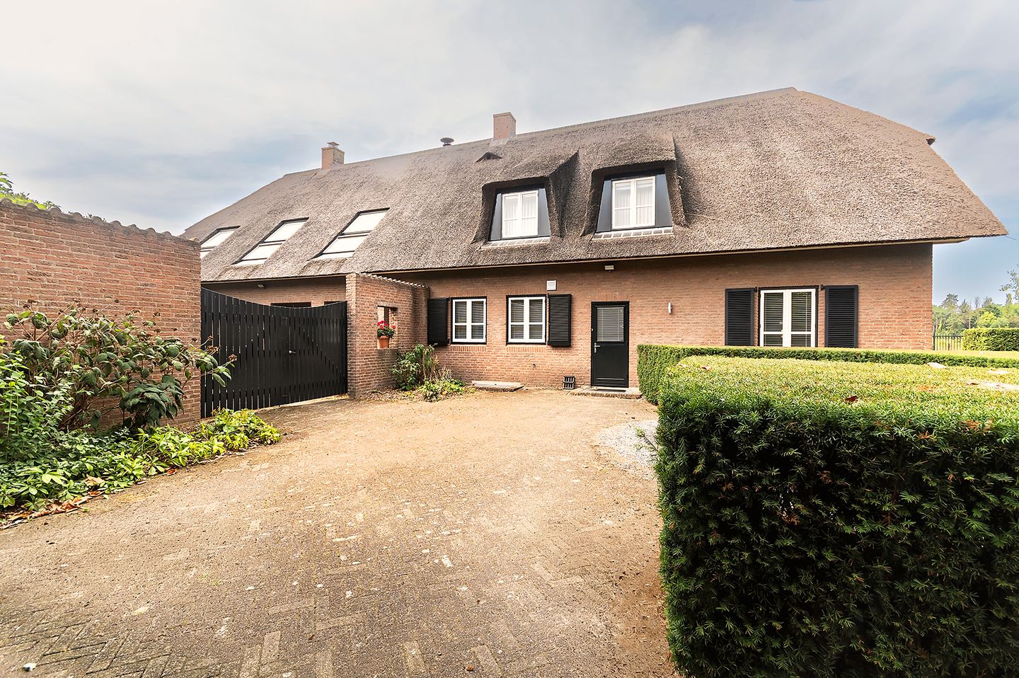 Spacious Thatched Villa Adjacent to Nature Reserve De Elshof — 64