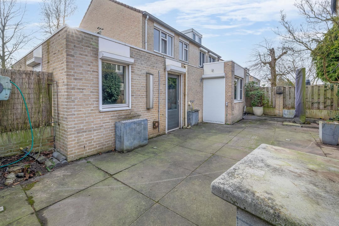 Spacious Corner-Plot Semi-Detached Family Home with Garage and Sunny Garden — 32