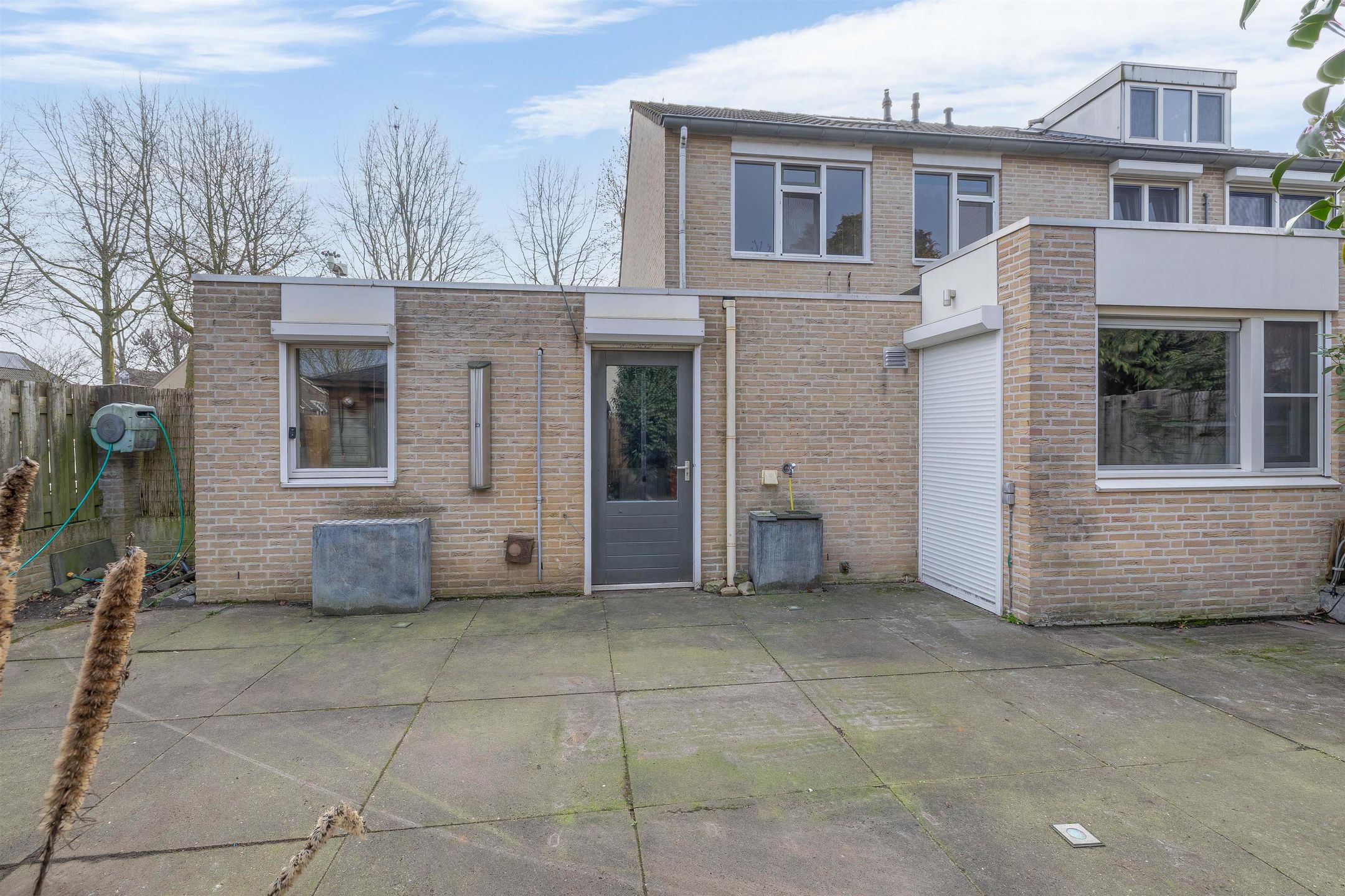 Spacious Corner-Plot Semi-Detached Family Home with Garage and Sunny Garden — 33