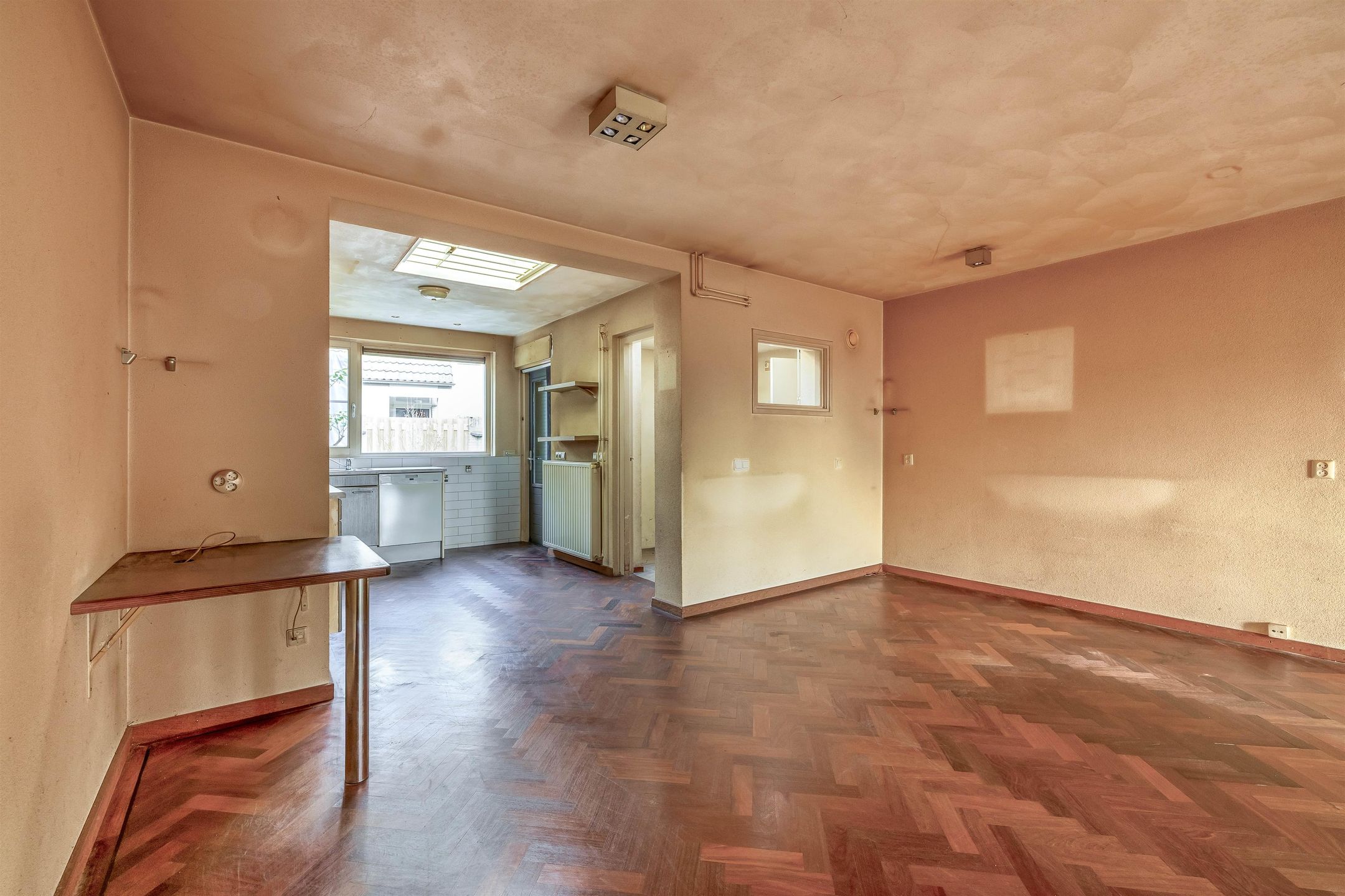 Spacious Corner-Plot Semi-Detached Family Home with Garage and Sunny Garden — 12