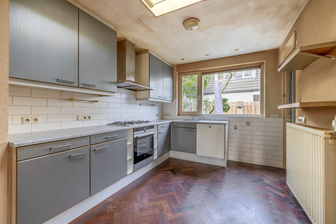 Spacious Corner-Plot Semi-Detached Family Home with Garage and Sunny Garden — 16