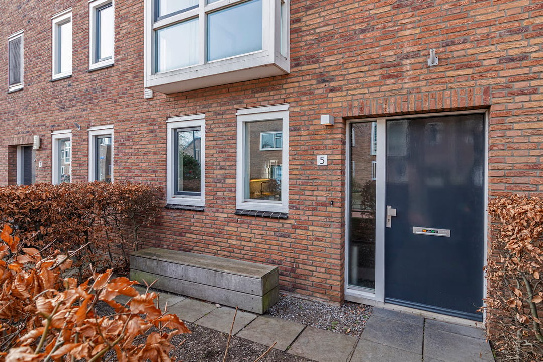Spacious family home with sunny southwest-facing garden in quiet residential setting — 32