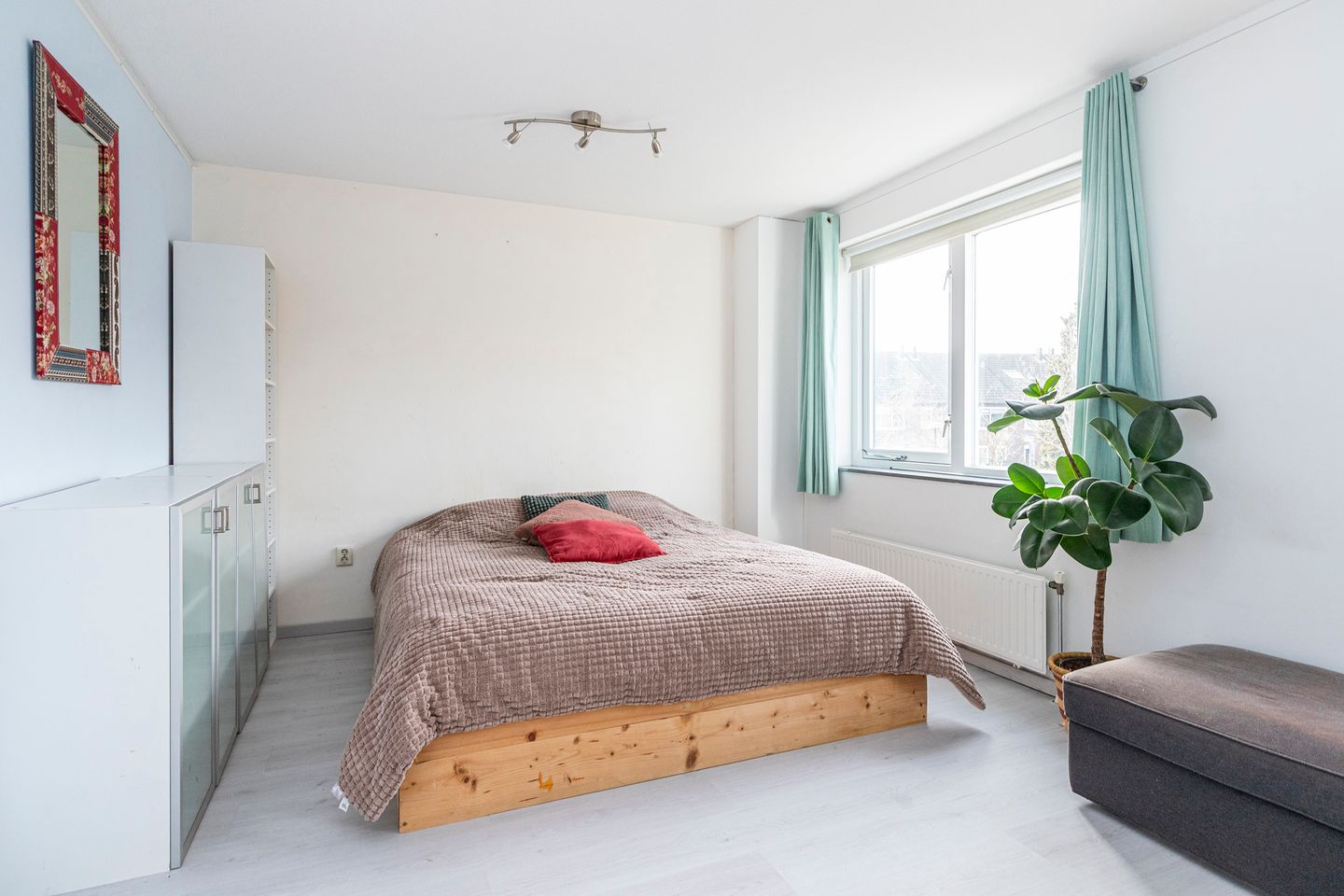 Spacious family home with sunny southwest-facing garden in quiet residential setting — 20