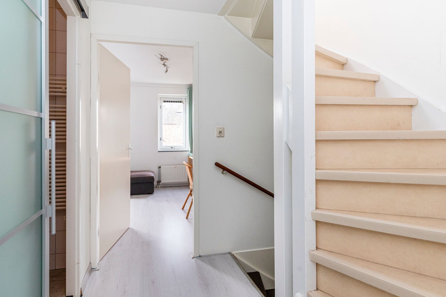 Spacious family home with sunny southwest-facing garden in quiet residential setting — 25