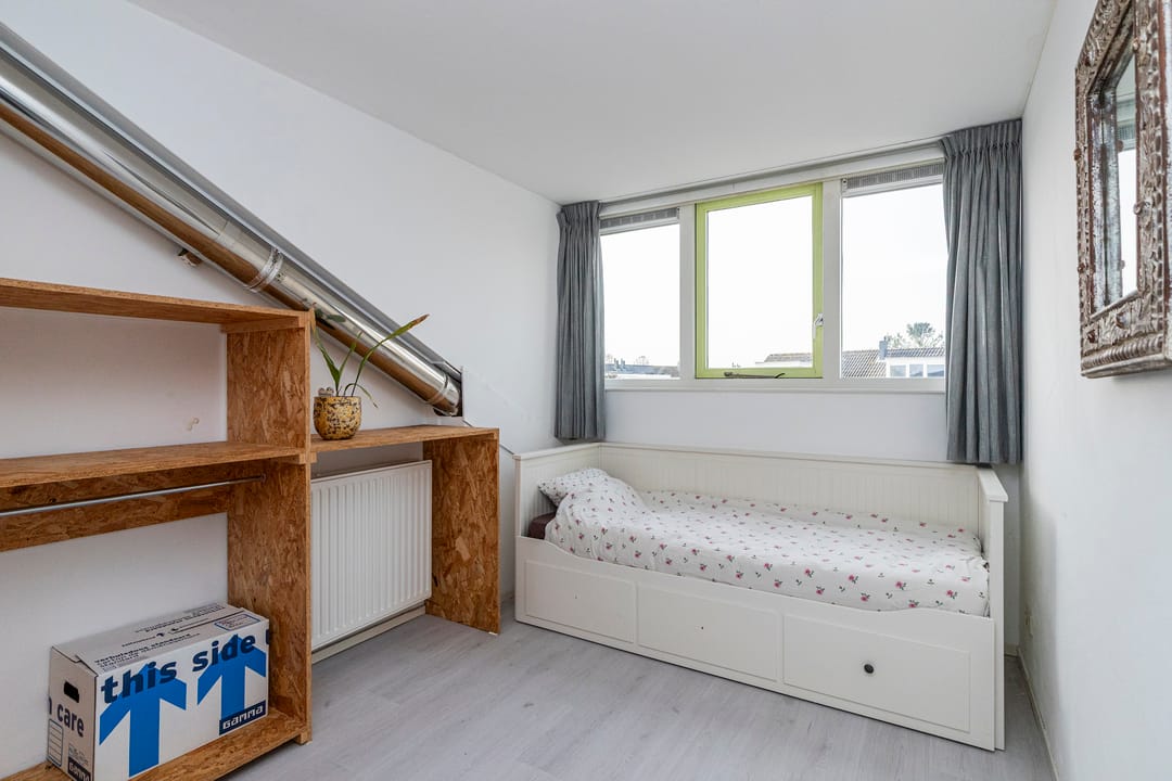 Spacious family home with sunny southwest-facing garden in quiet residential setting — 28