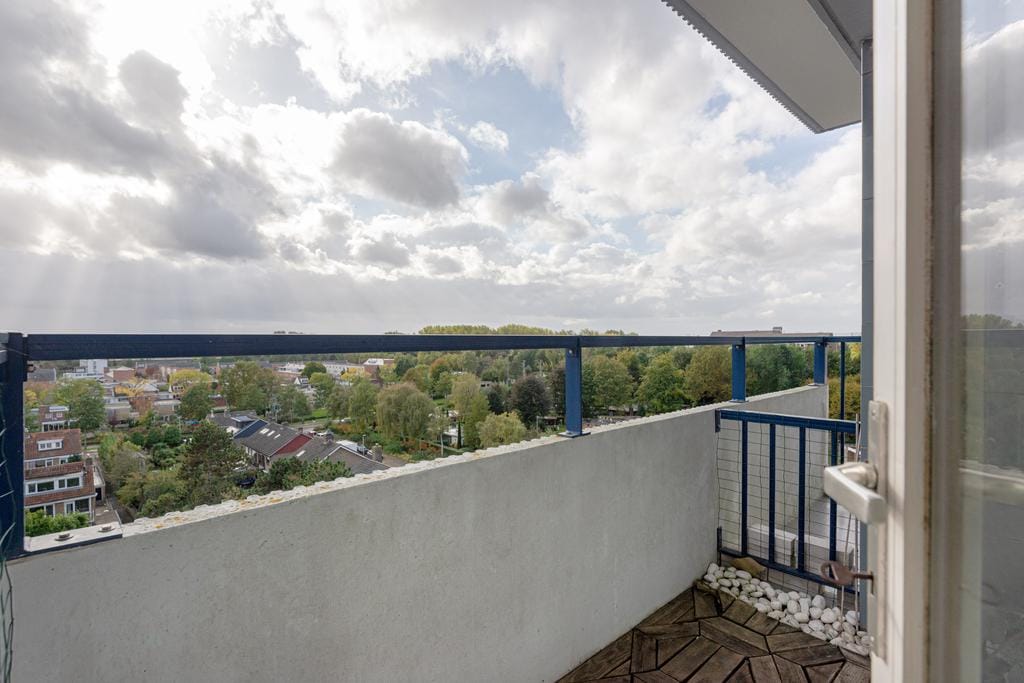 Cozy 2-Room Corner Apartment with Fantastic Views and Lift — 16