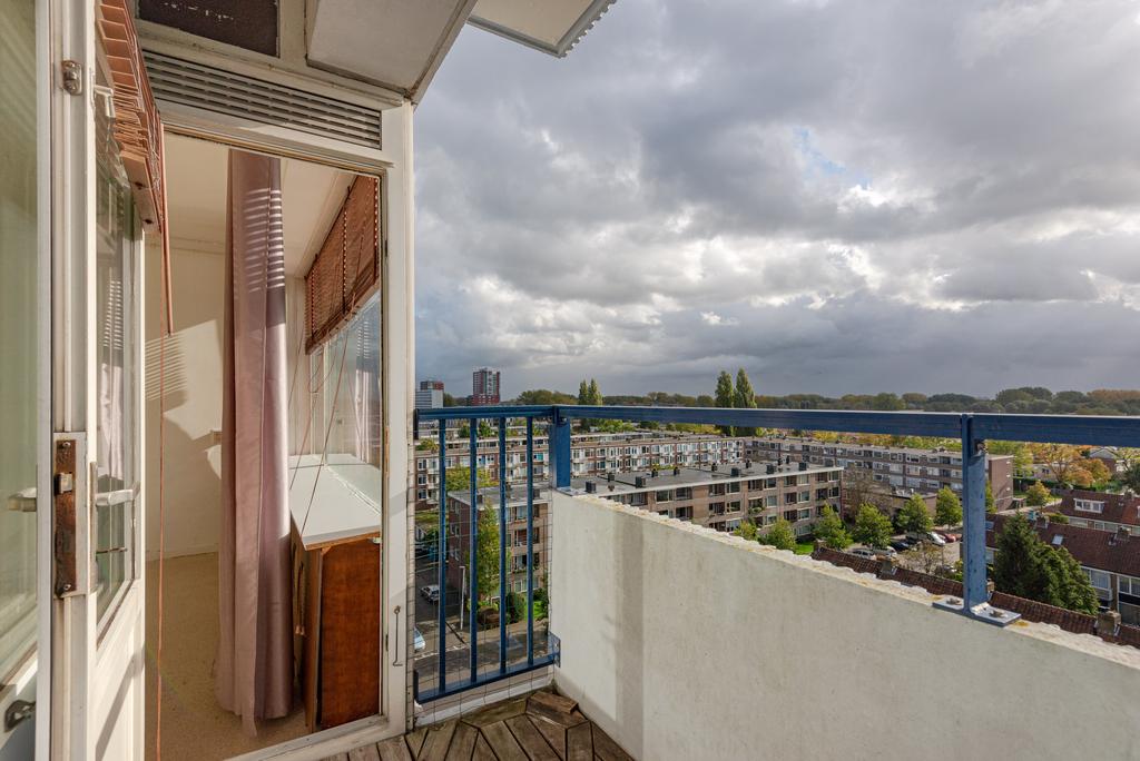 Cozy 2-Room Corner Apartment with Fantastic Views and Lift — 17