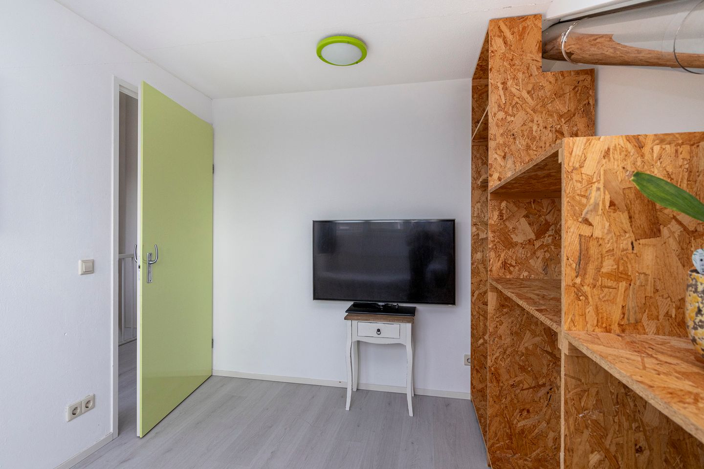 Spacious family home with sunny southwest-facing garden in quiet residential setting — 29