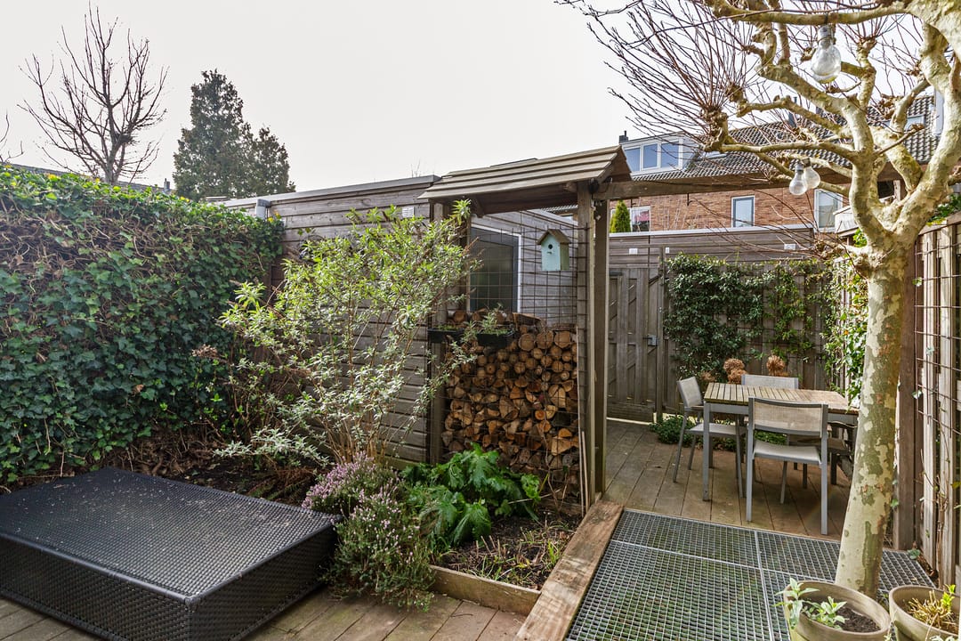Spacious family home with sunny southwest-facing garden in quiet residential setting — 16